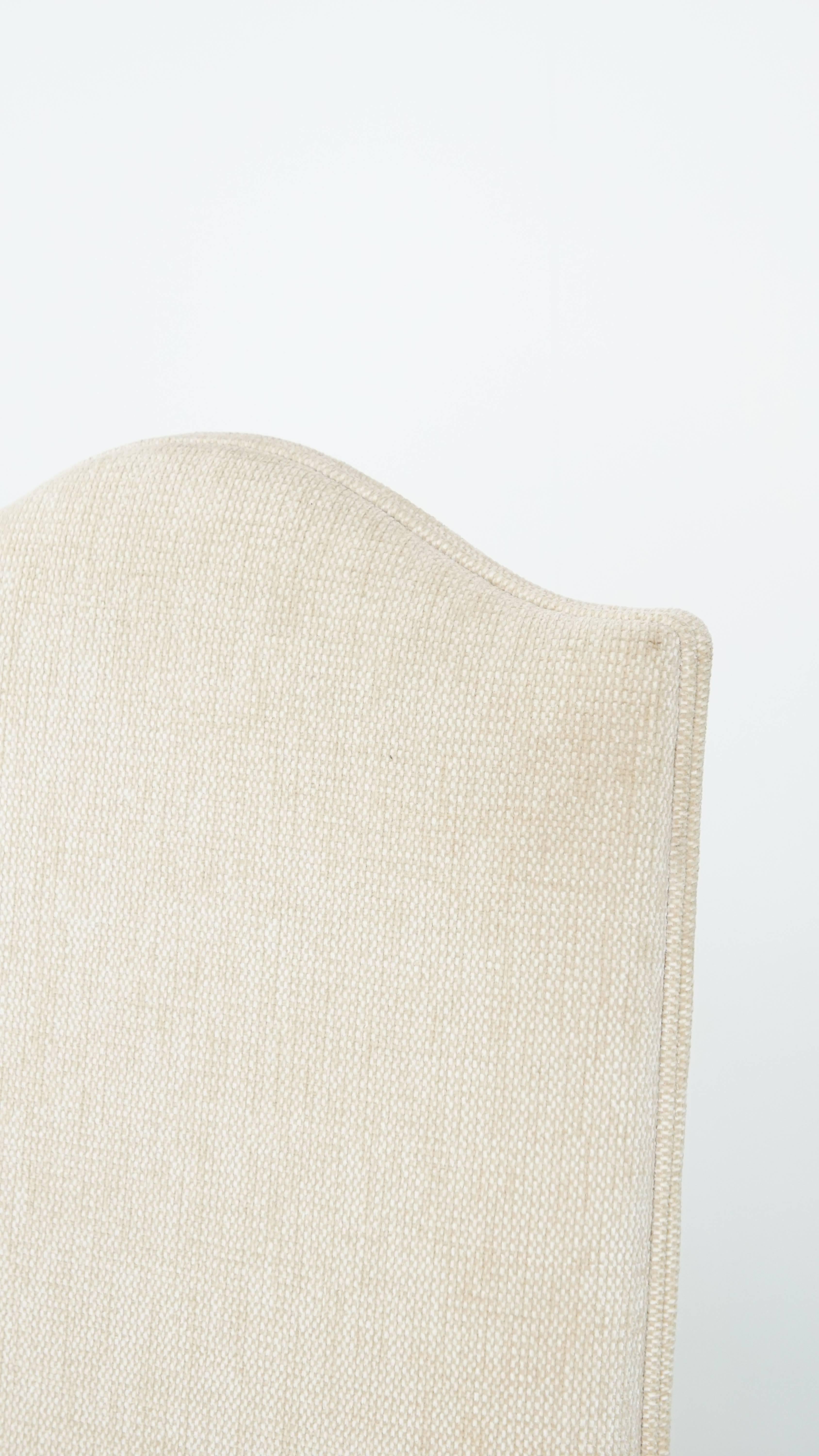 Ensemble de 8 chaises de salle à manger anciennes avec cadre en bois et tapisserie beige en vente 4