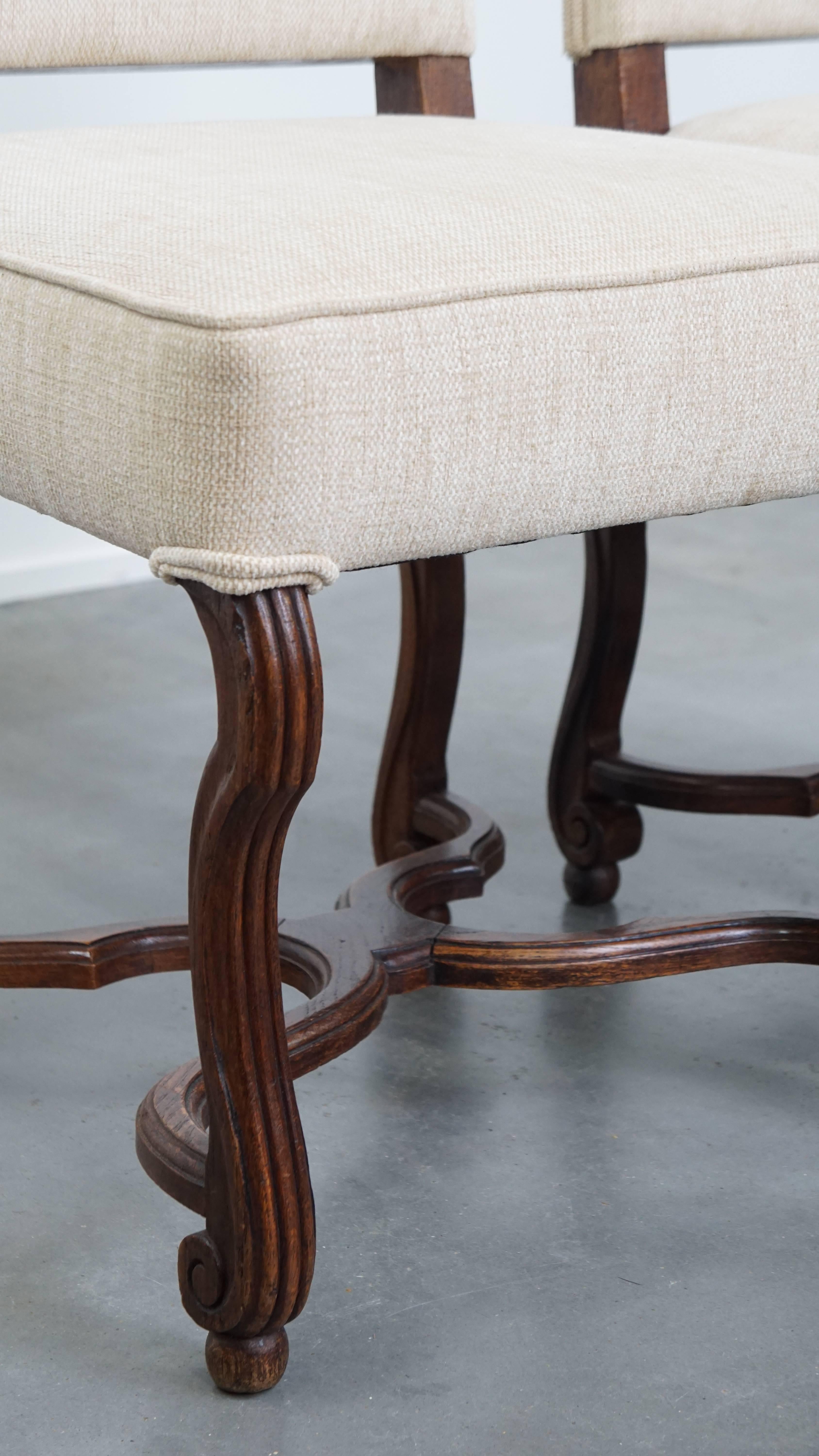 Ensemble de 8 chaises de salle à manger anciennes avec cadre en bois et tapisserie beige en vente 6