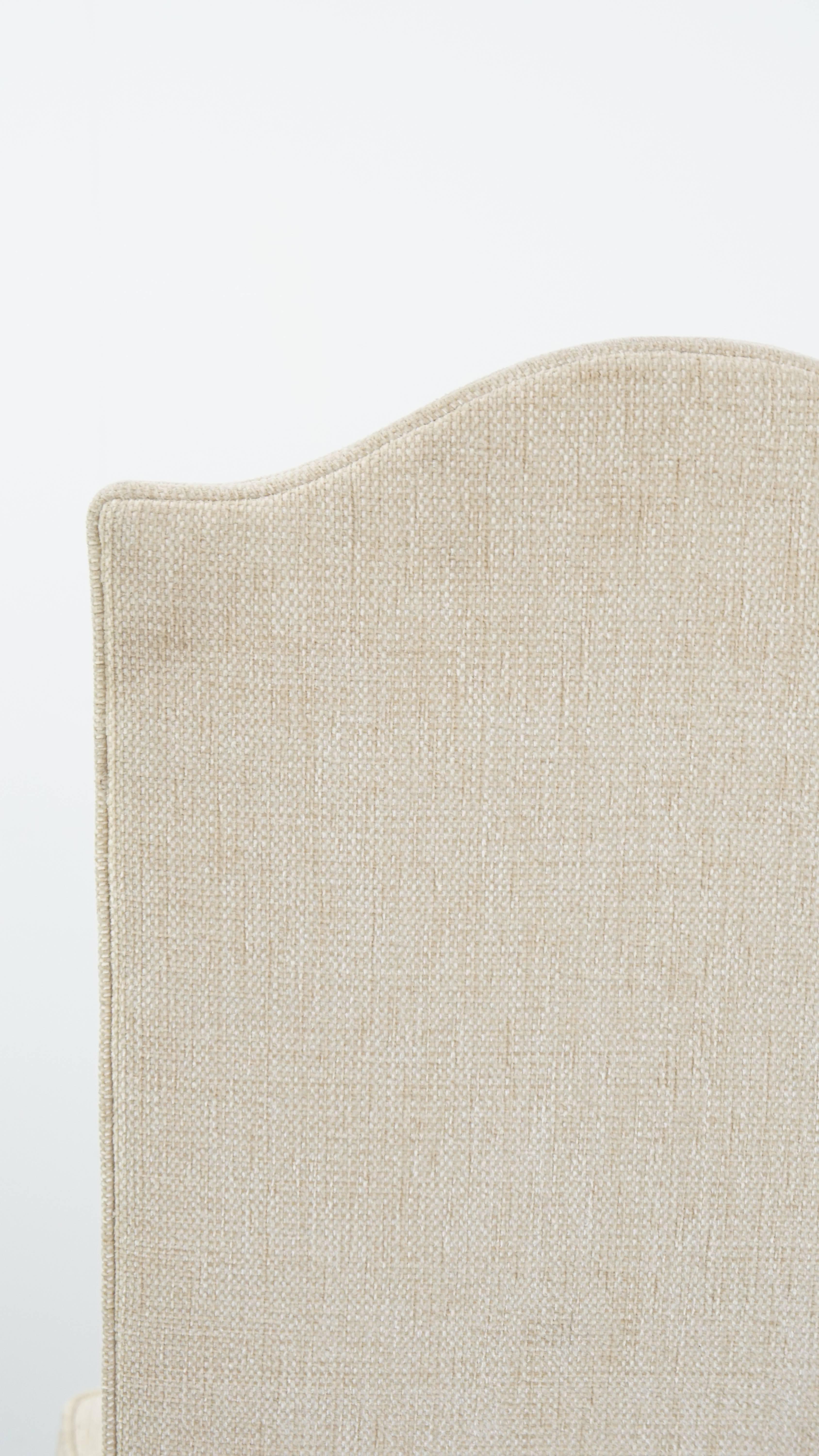 Ensemble de 8 chaises de salle à manger anciennes avec cadre en bois et tapisserie beige en vente 7