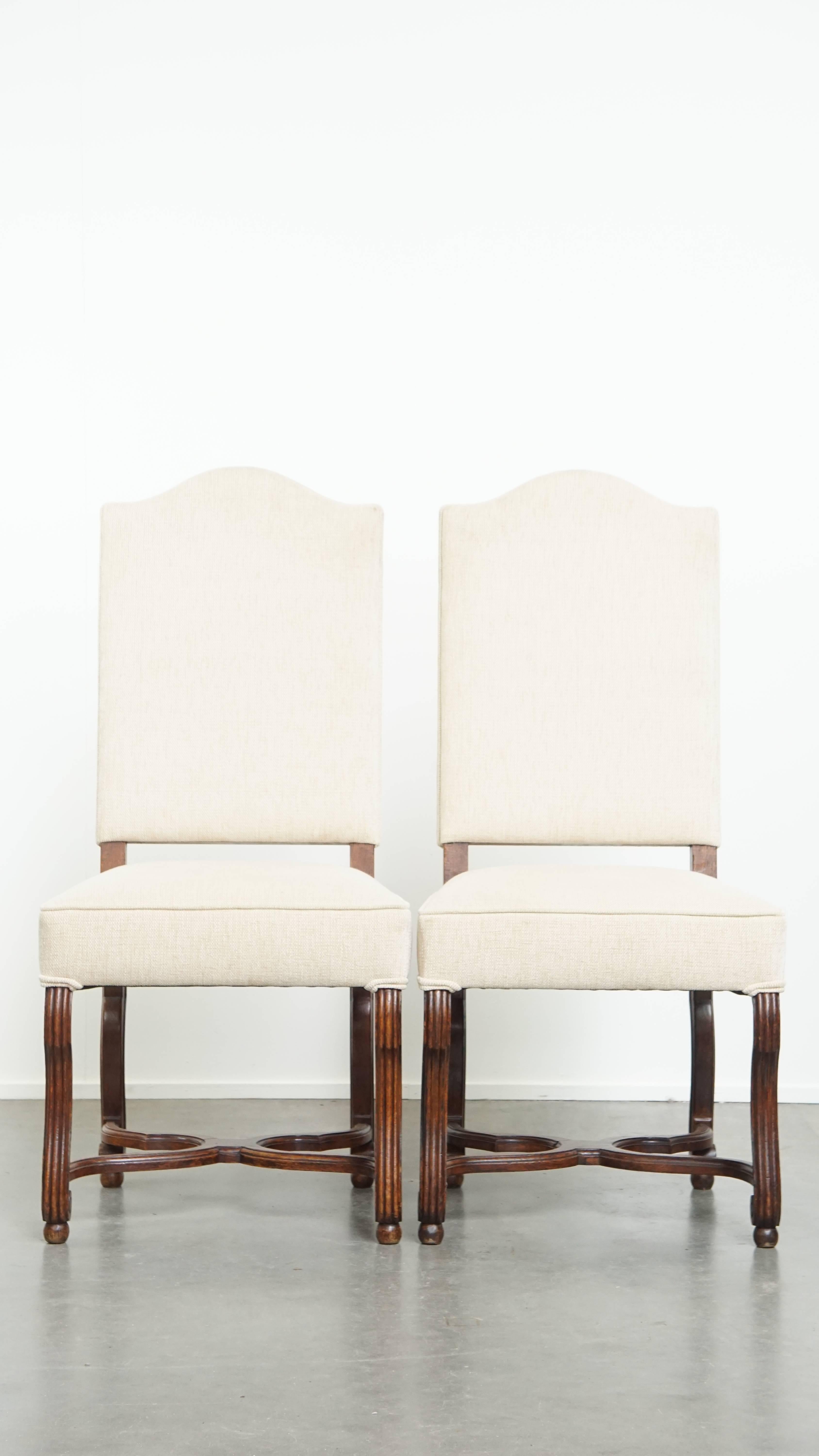 Proposé : cet ensemble chic et confortable de 8 chaises de salle à manger anciennes avec un élégant cadre en bois et un luxueux revêtement beige.

Ce magnifique ensemble de 8 chaises de salle à manger antiques peut être facilement placé dans des