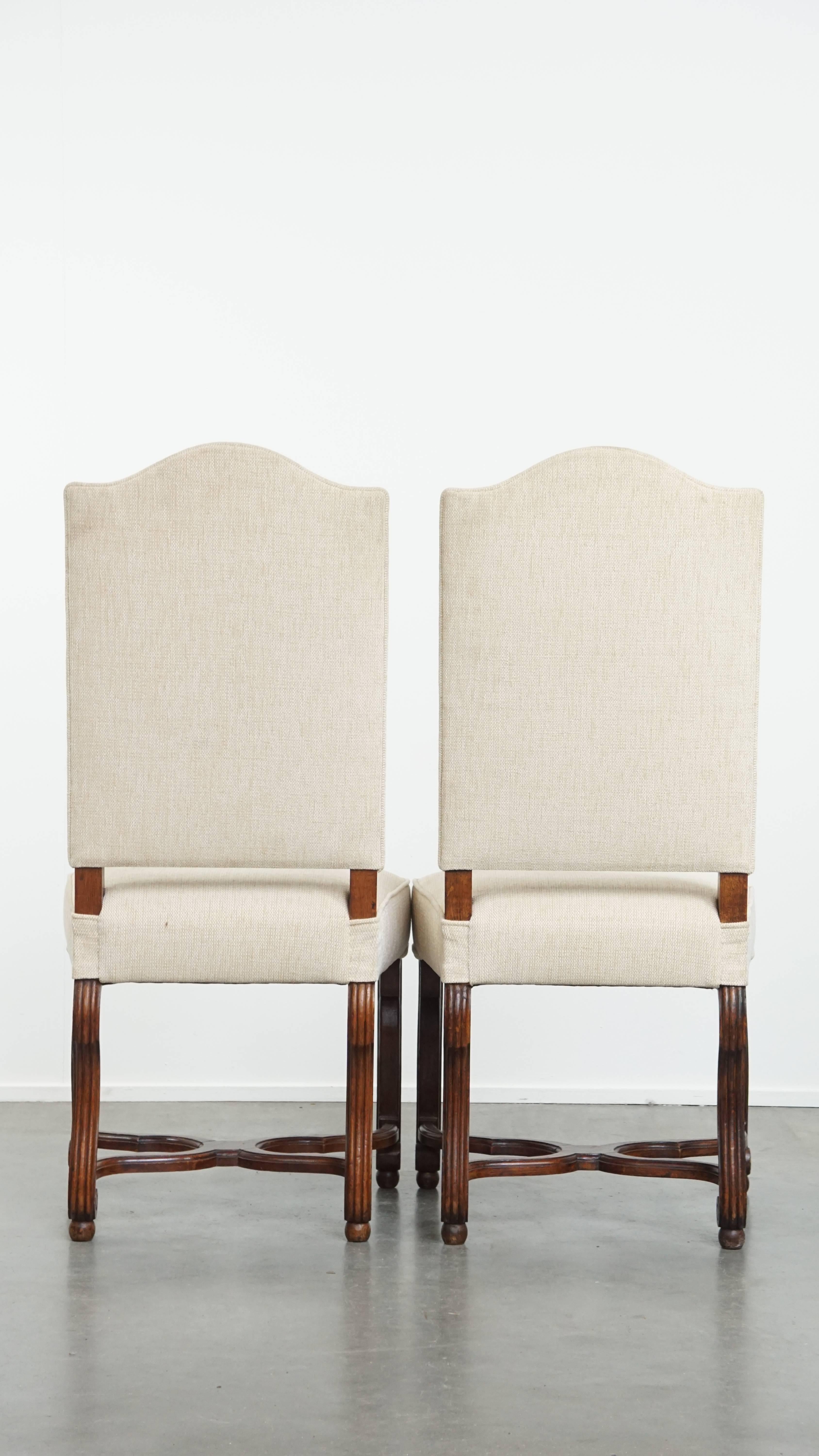 Fait main Ensemble de 8 chaises de salle à manger anciennes avec cadre en bois et tapisserie beige en vente