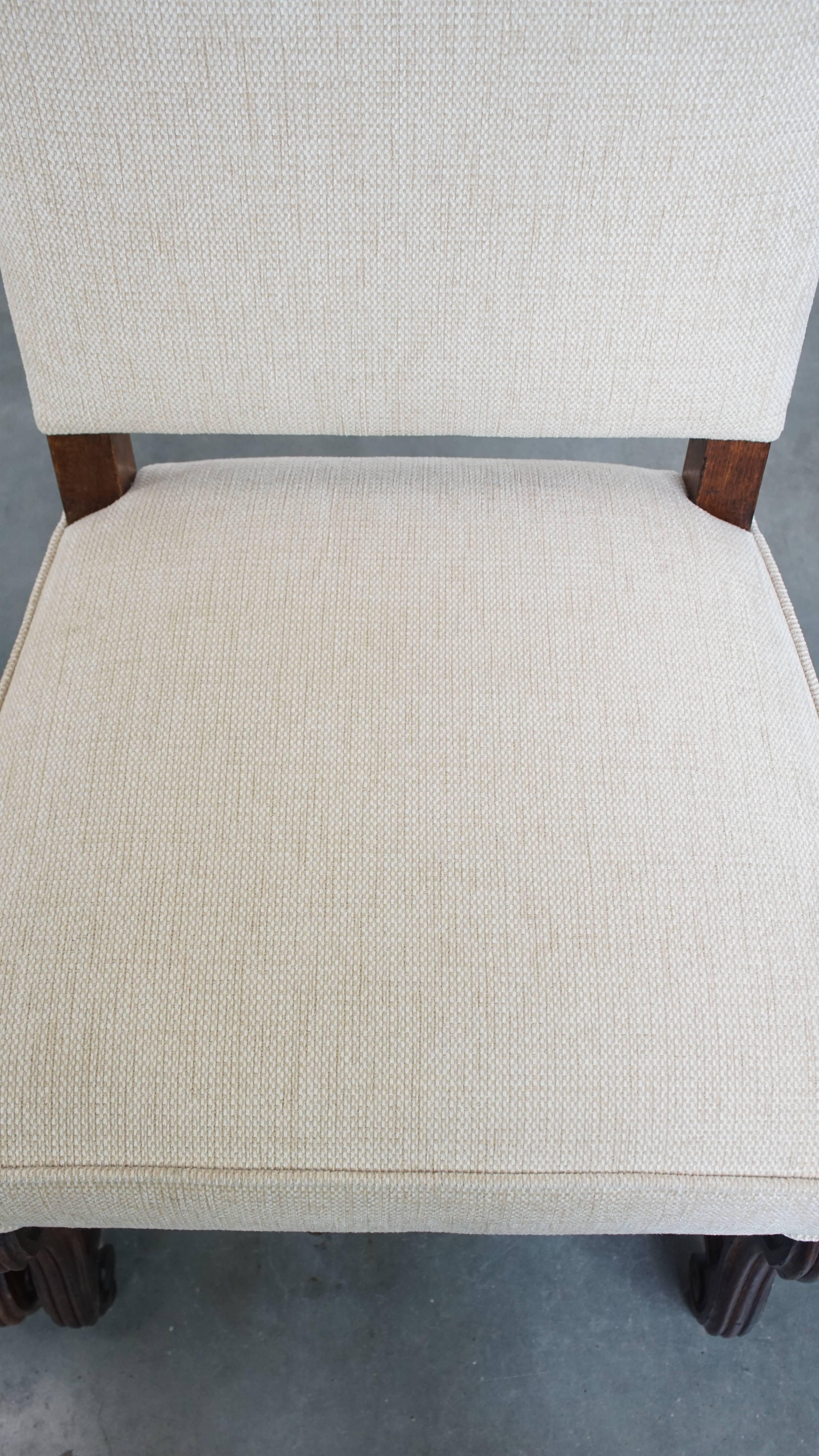 Tissu d'ameublement Ensemble de 8 chaises de salle à manger anciennes avec cadre en bois et tapisserie beige en vente