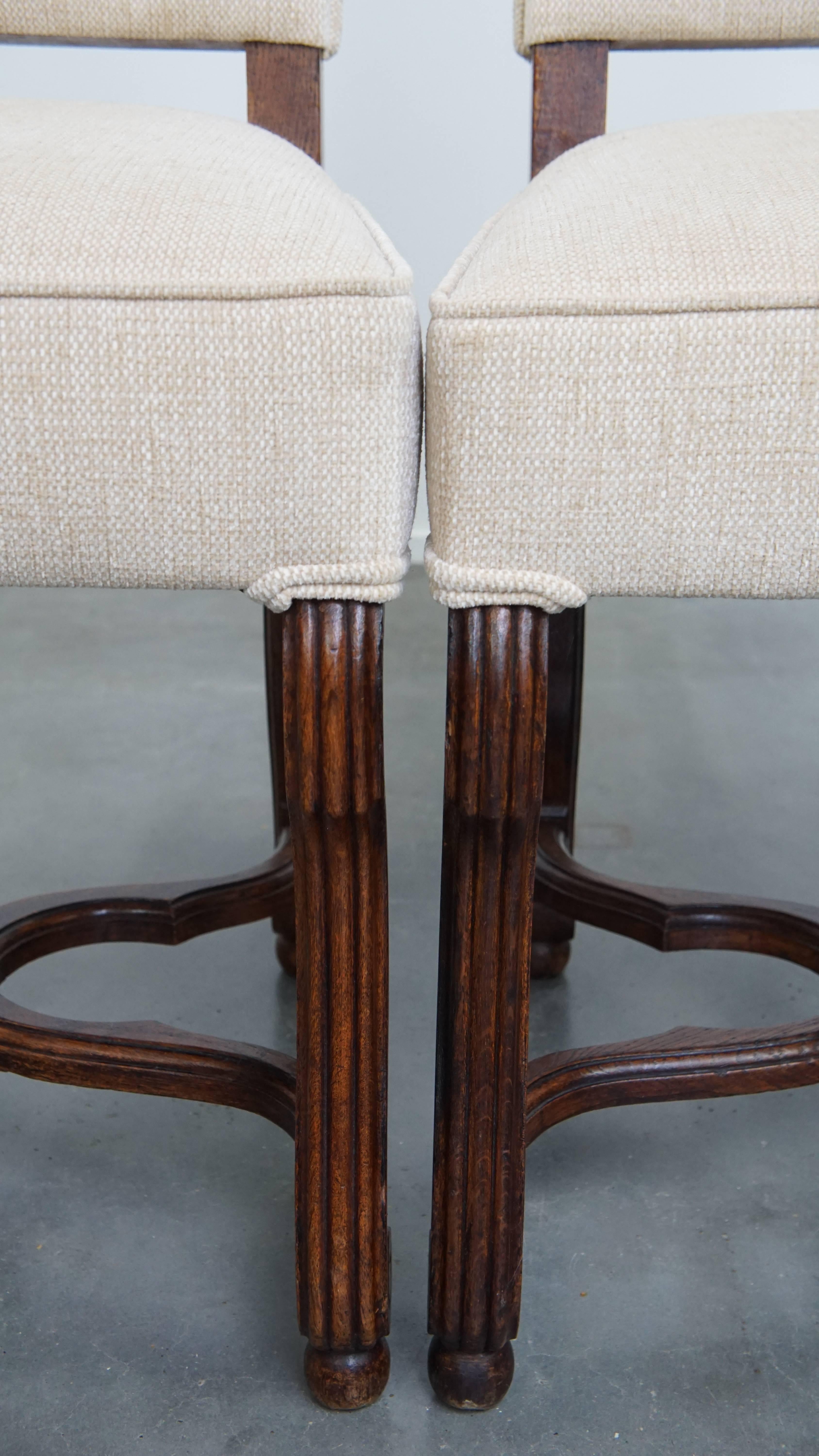 Ensemble de 8 chaises de salle à manger anciennes avec cadre en bois et tapisserie beige en vente 1