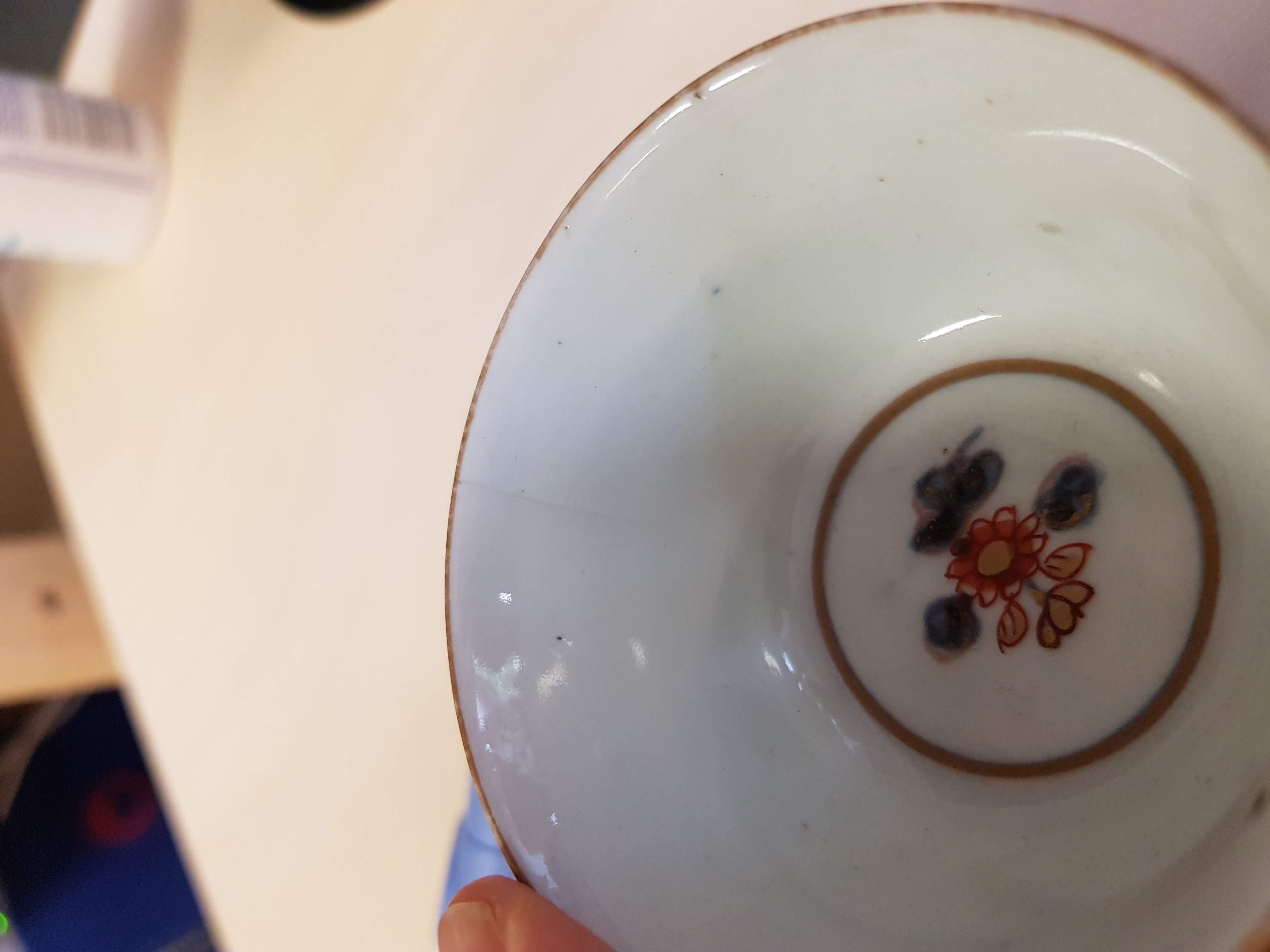 Set von 8 antiken Imari-Teekanne und Untertasse aus japanischem Edo-Porzellan, 18. Jahrhundert im Zustand „Gut“ im Angebot in Amsterdam, Noord Holland