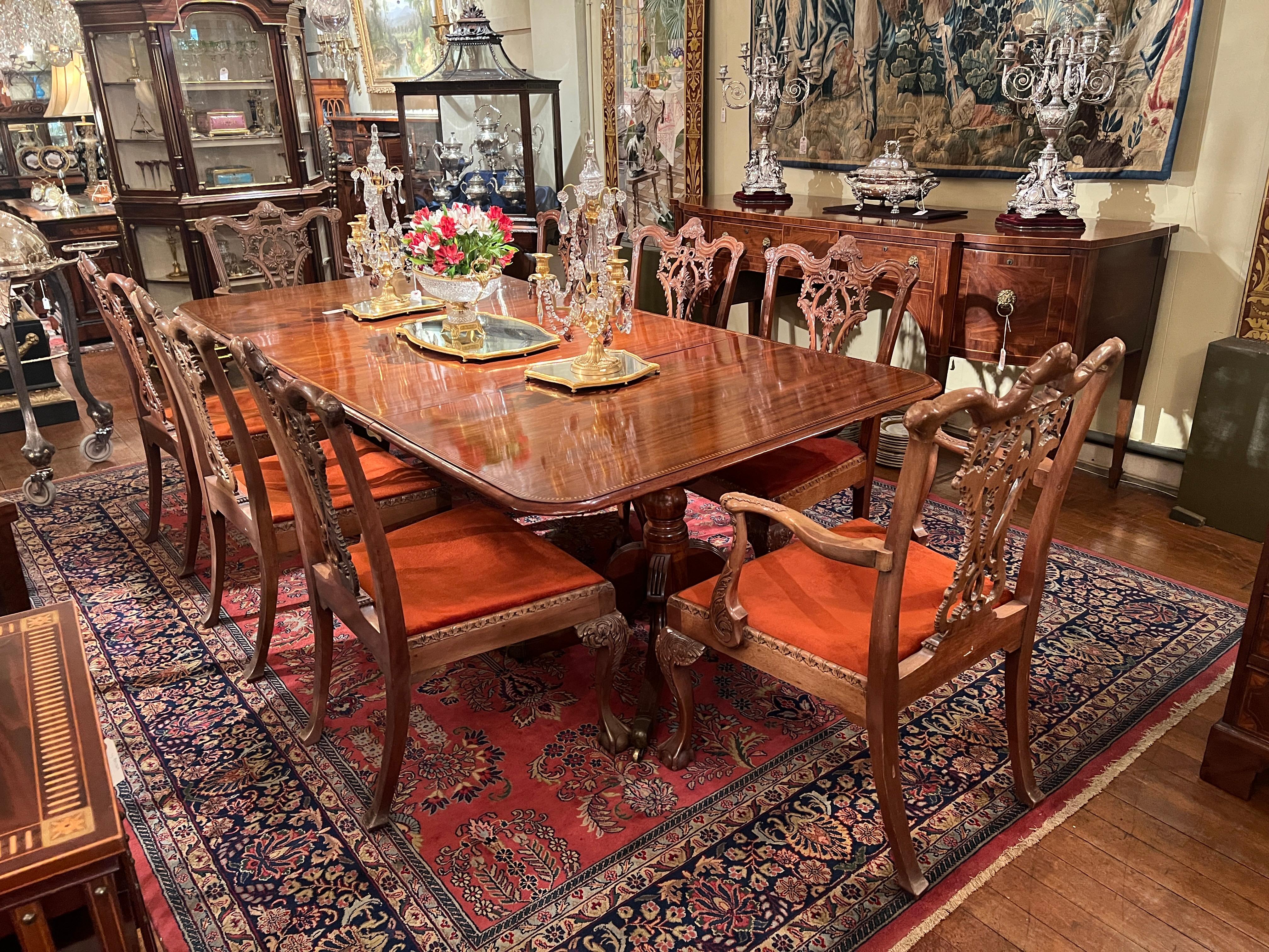 Set di 8 antiche sedie da pranzo inglesi in mogano intagliato, circa 1890. in vendita 2
