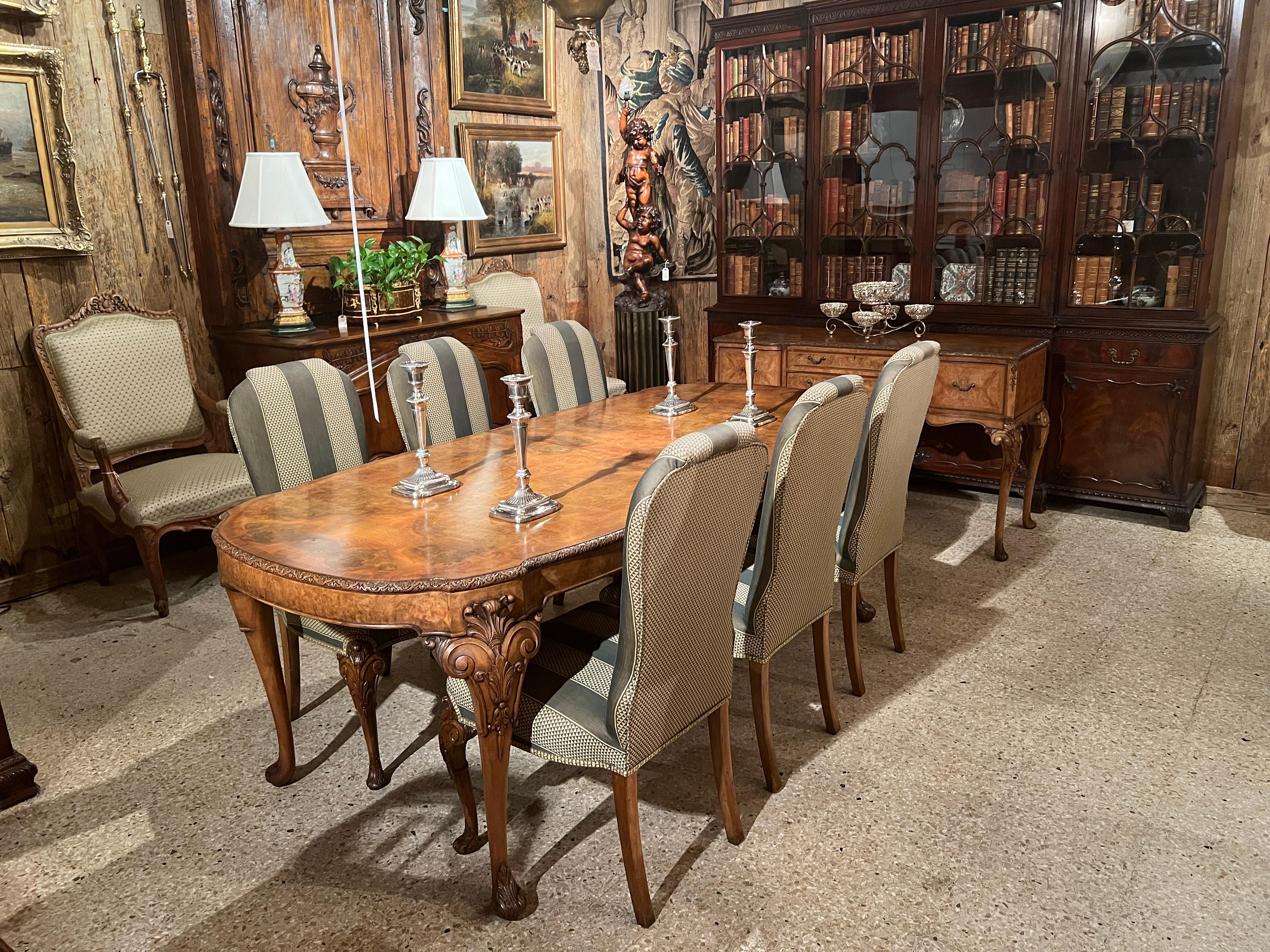 Set di 8 sedie da pranzo antiche inglesi in noce intagliato, CIRCA 1900. In condizioni buone in vendita a New Orleans, LA