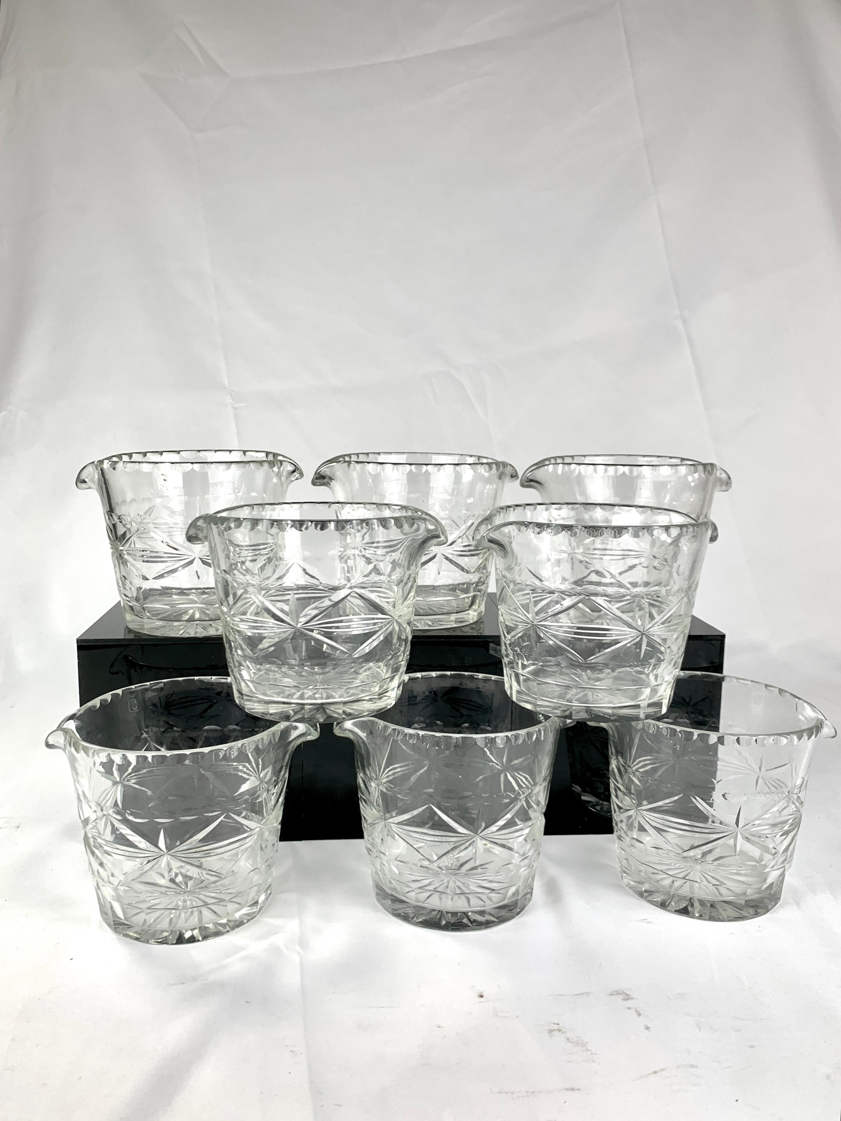 Questo elegante set di otto sciacquabottiglie in vetro inglese tagliato a mano risale alla metà del XIX secolo, intorno al 1860.
 Ogni sciacquatrice è tagliata con una precisione e un'uniformità eccezionali, che riflettono gli elevati standard