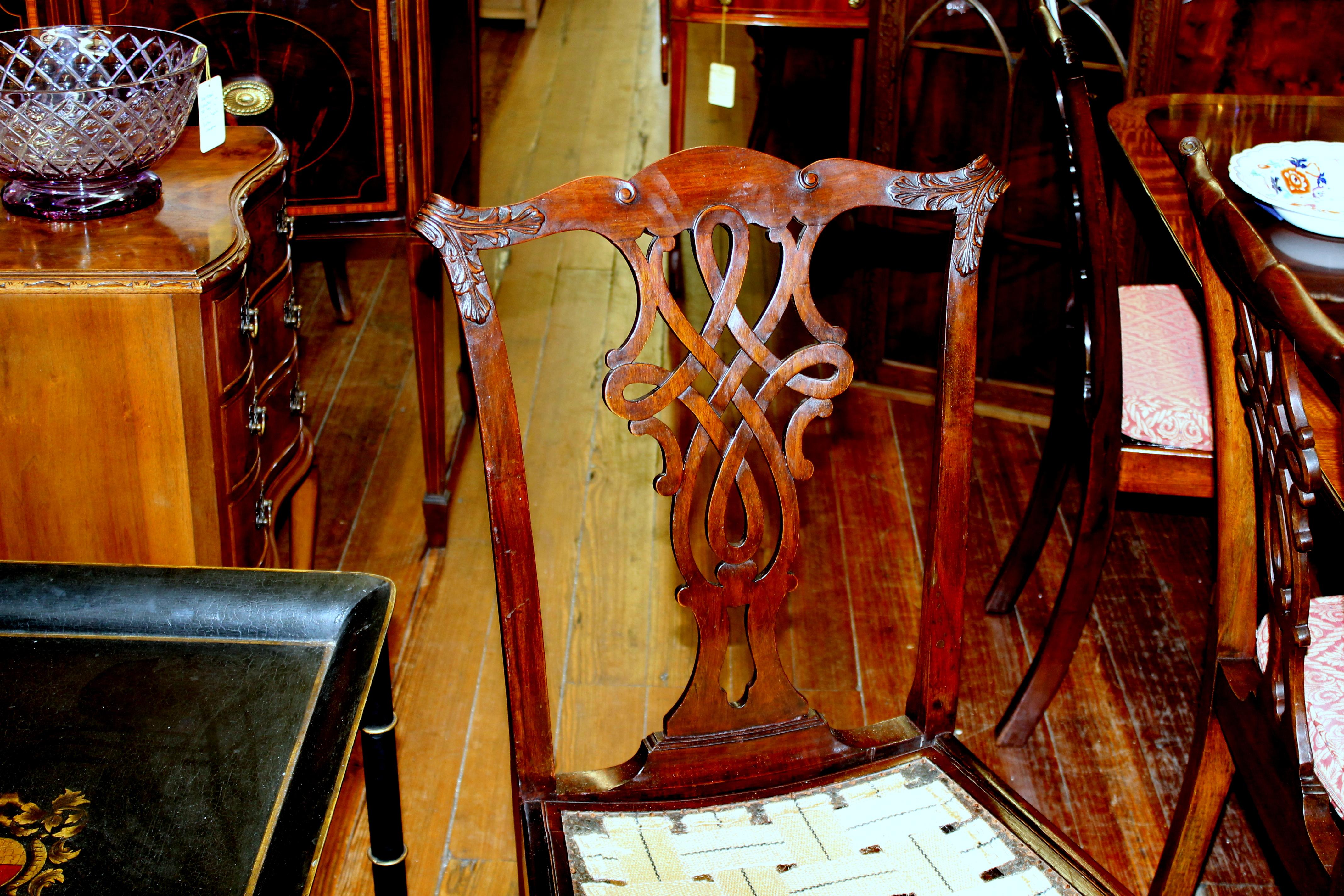 Satz von 8 antiken englischen handgeschnitzten Mahagoni Chippendale Stil Esszimmerstühle im Zustand „Gut“ in Charleston, SC
