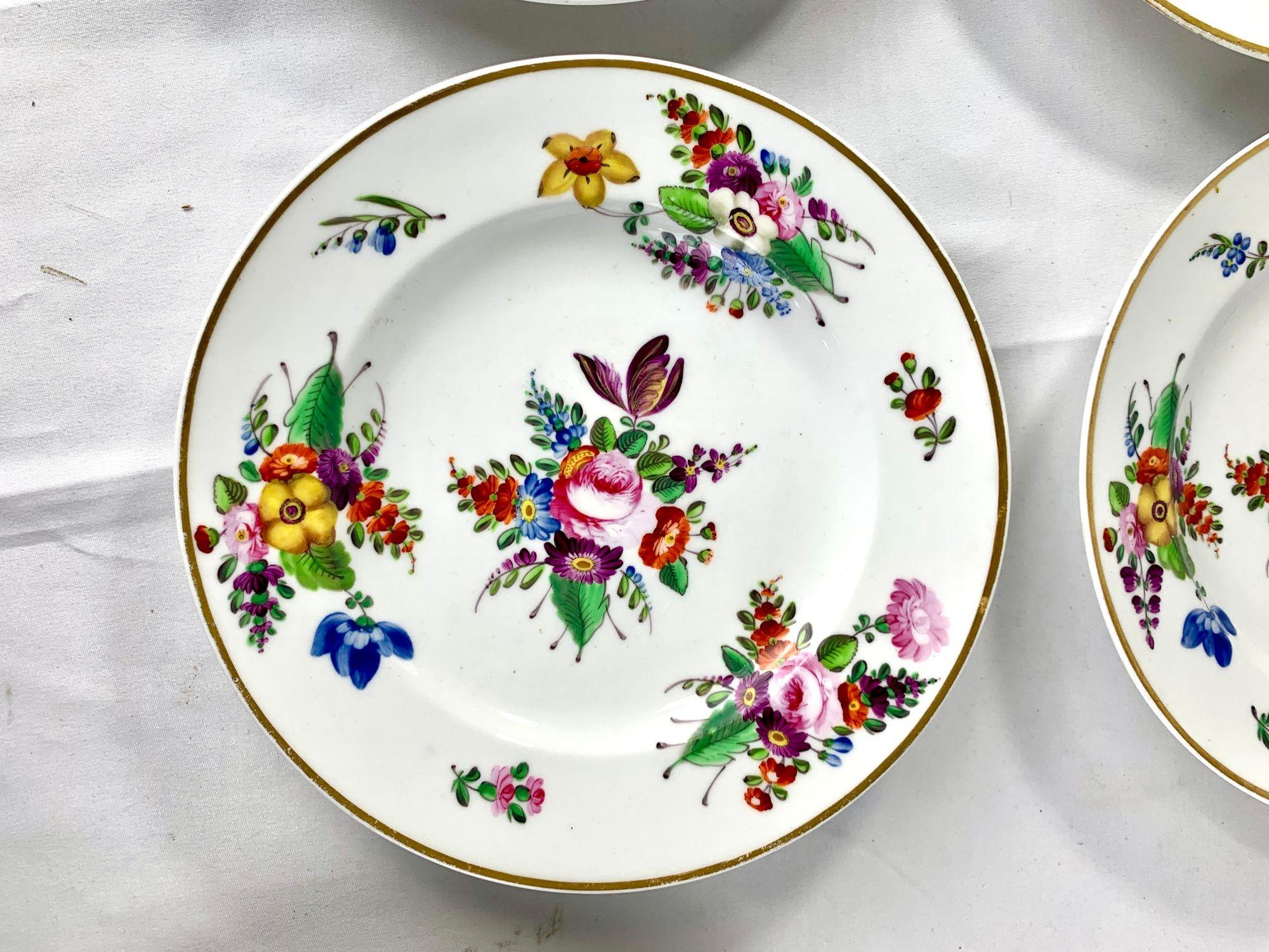 Ensemble de 8 assiettes anciennes en porcelaine anglaise avec fleurs peintes à la main vers 1825 en vente 4
