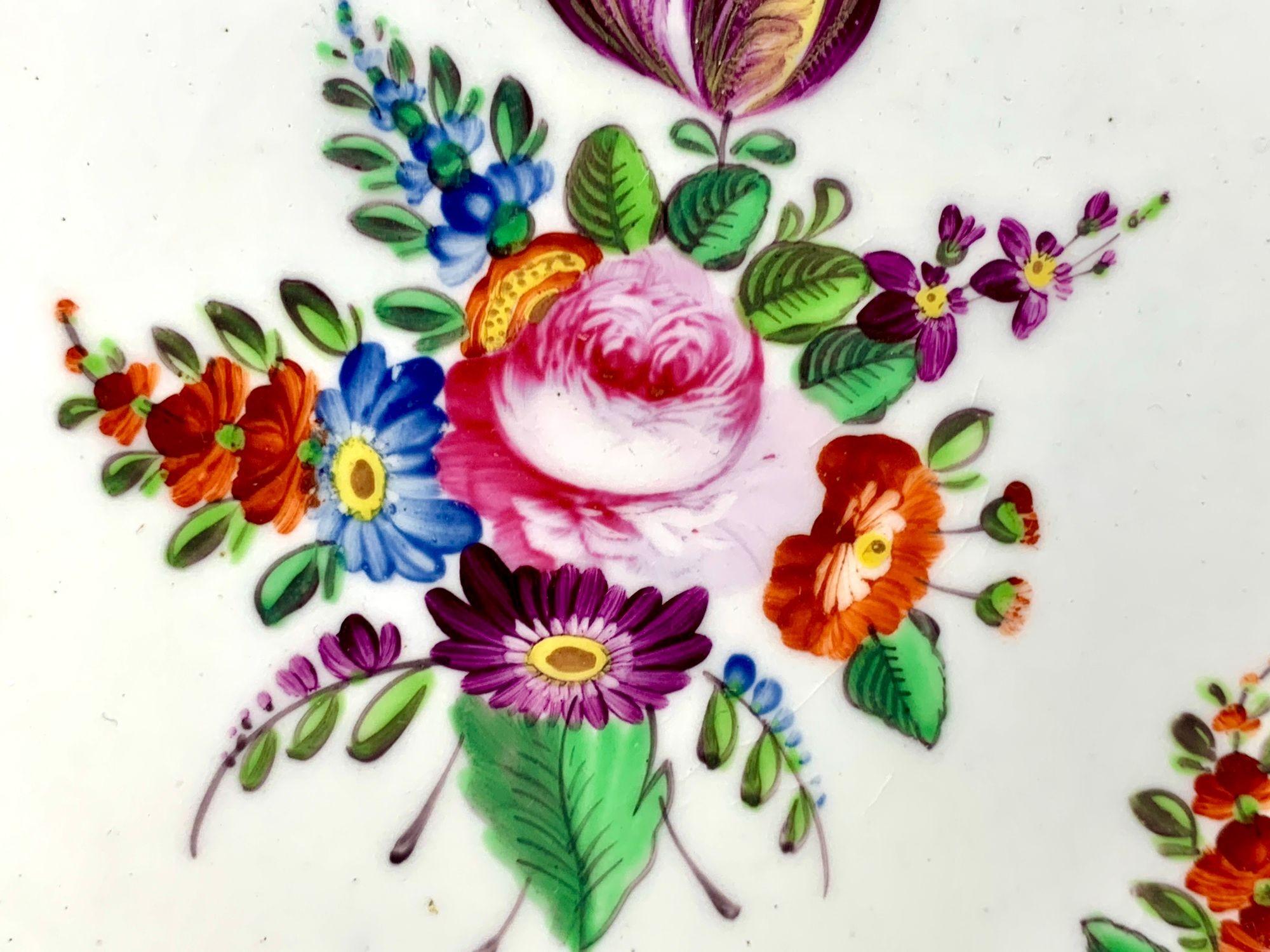 George IV Ensemble de 8 assiettes anciennes en porcelaine anglaise avec fleurs peintes à la main vers 1825 en vente