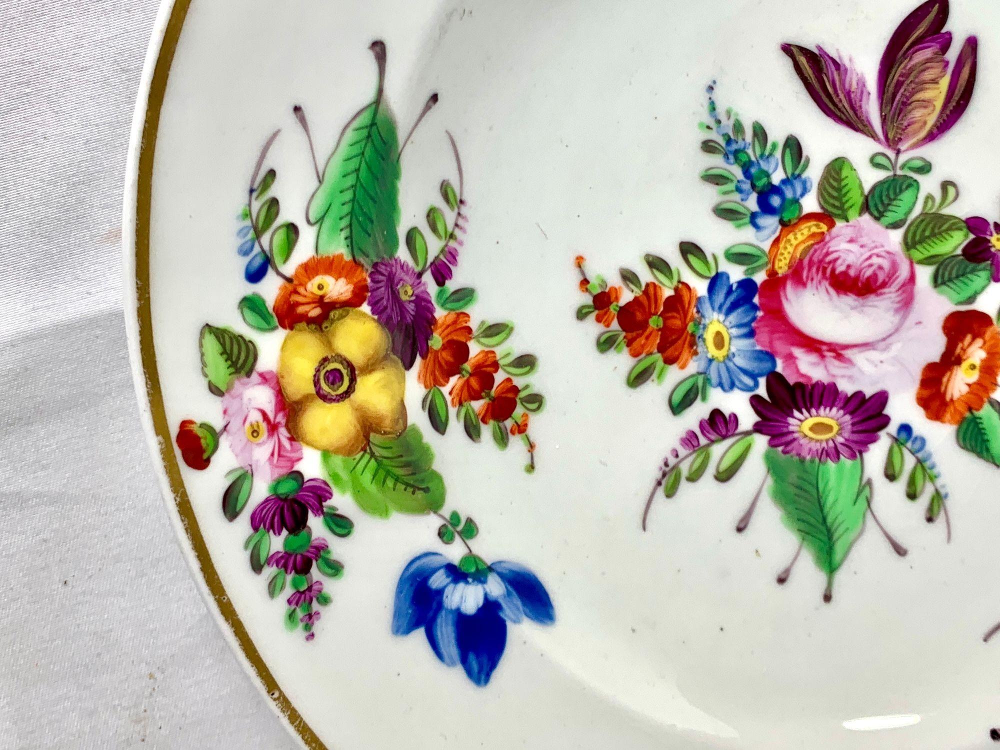 Ensemble de 8 assiettes anciennes en porcelaine anglaise avec fleurs peintes à la main vers 1825 Excellent état - En vente à Katonah, NY
