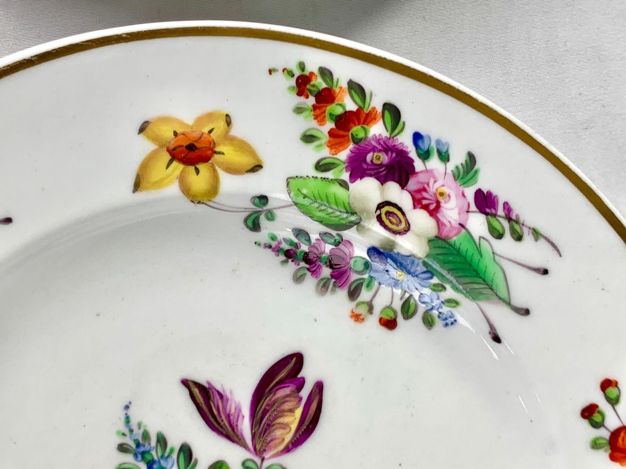 XIXe siècle Ensemble de 8 assiettes anciennes en porcelaine anglaise avec fleurs peintes à la main vers 1825 en vente