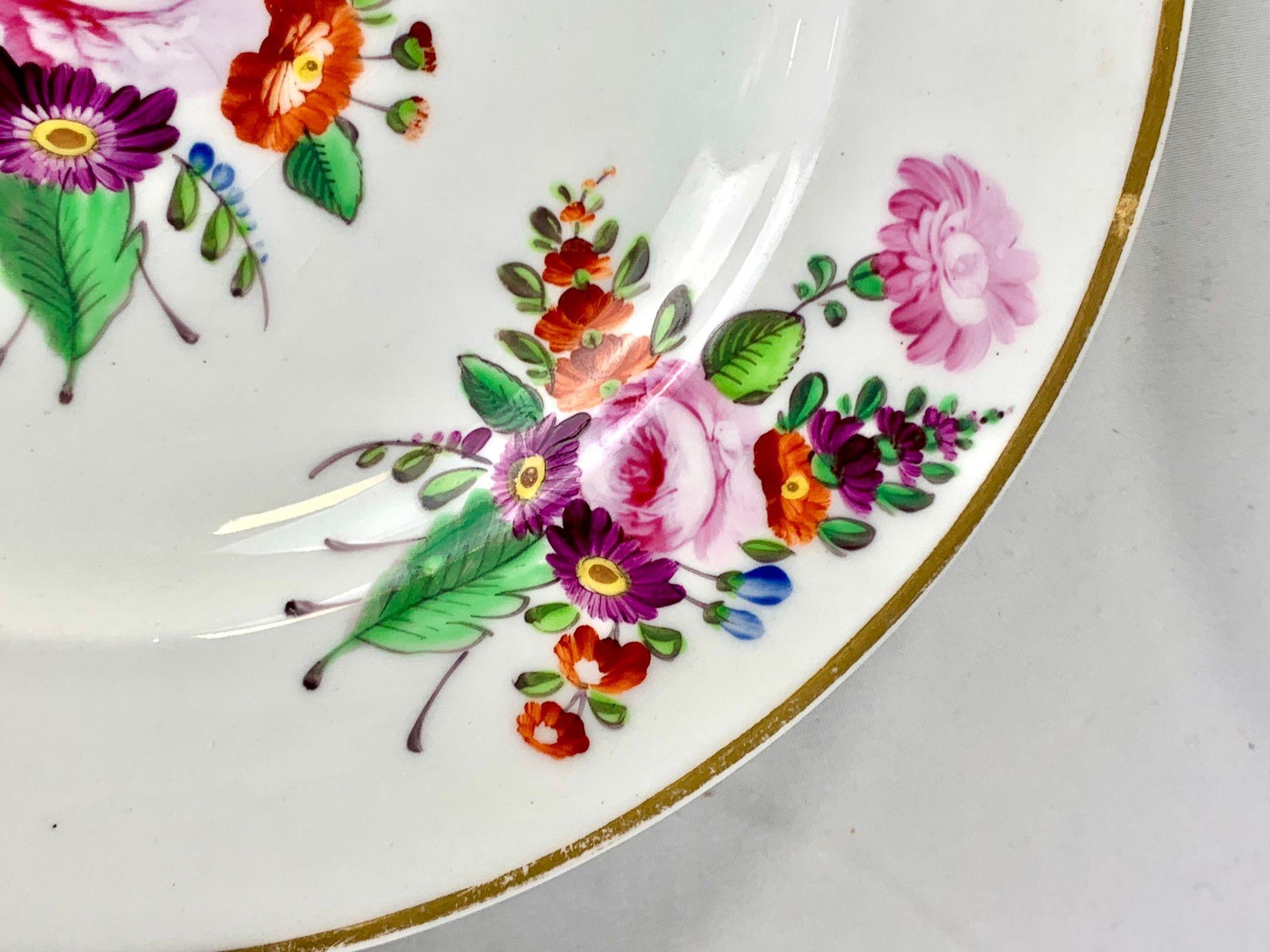 Porcelaine Ensemble de 8 assiettes anciennes en porcelaine anglaise avec fleurs peintes à la main vers 1825 en vente