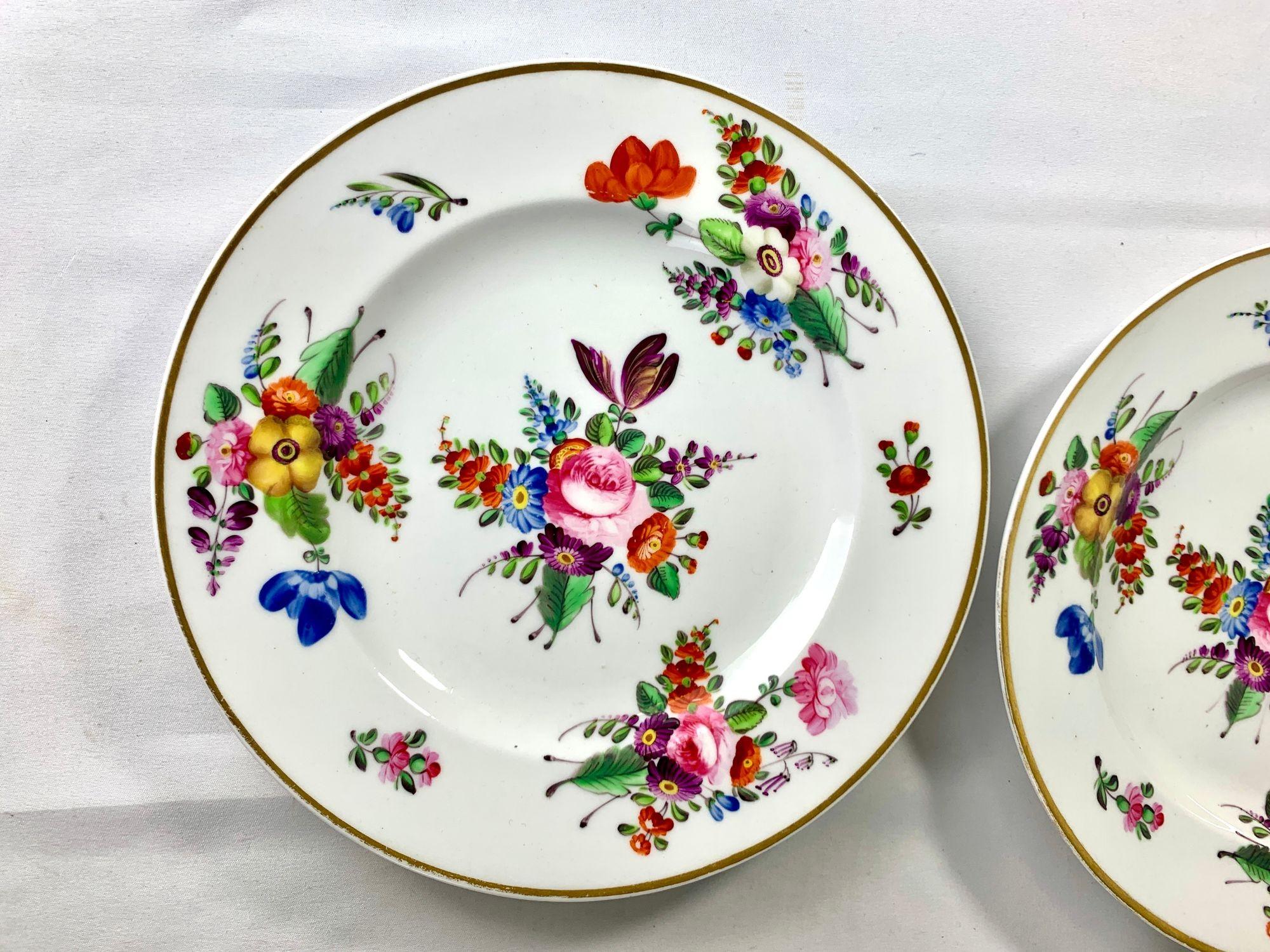 Ensemble de 8 assiettes anciennes en porcelaine anglaise avec fleurs peintes à la main vers 1825 en vente 1