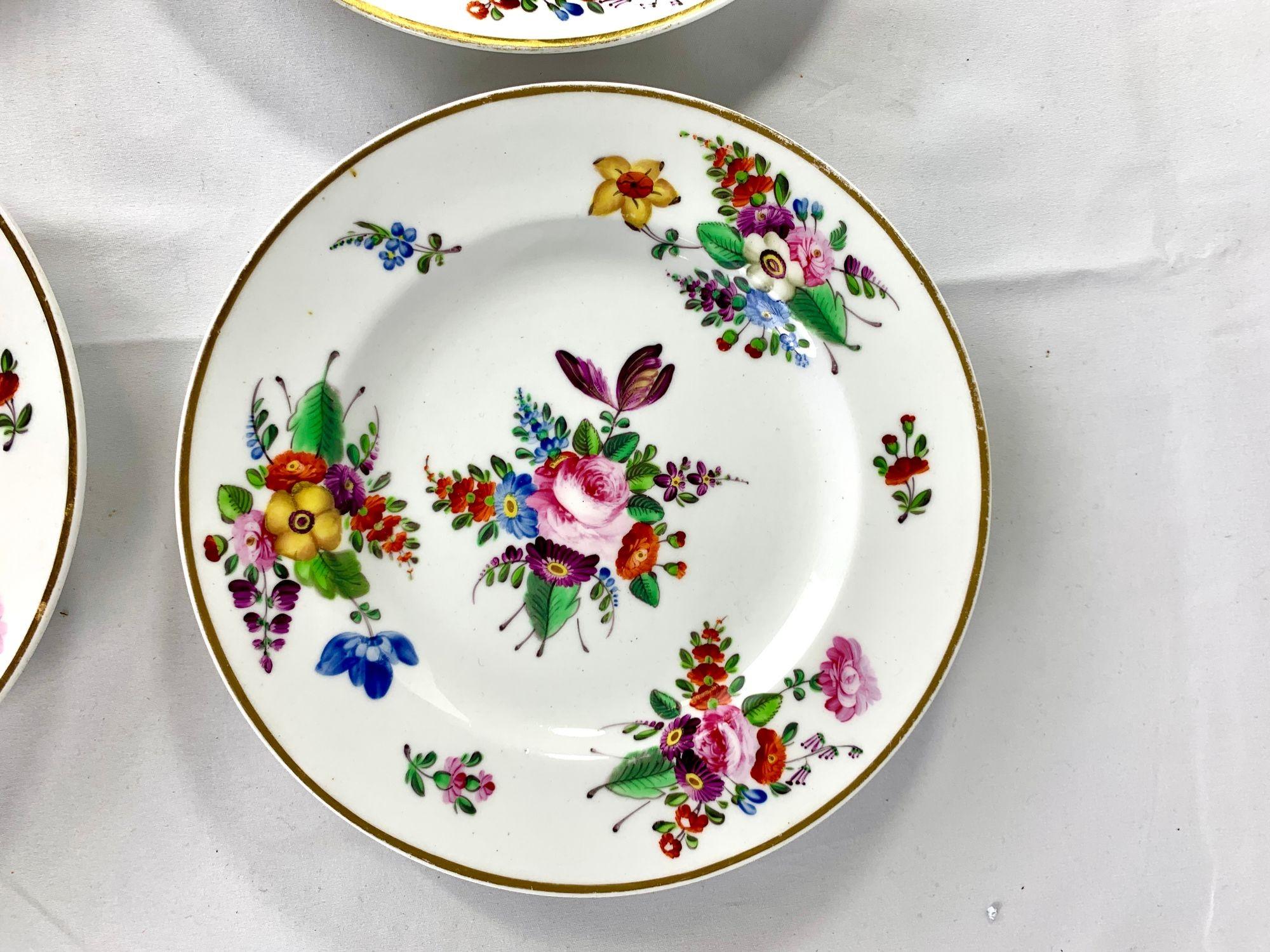 Ensemble de 8 assiettes anciennes en porcelaine anglaise avec fleurs peintes à la main vers 1825 en vente 3
