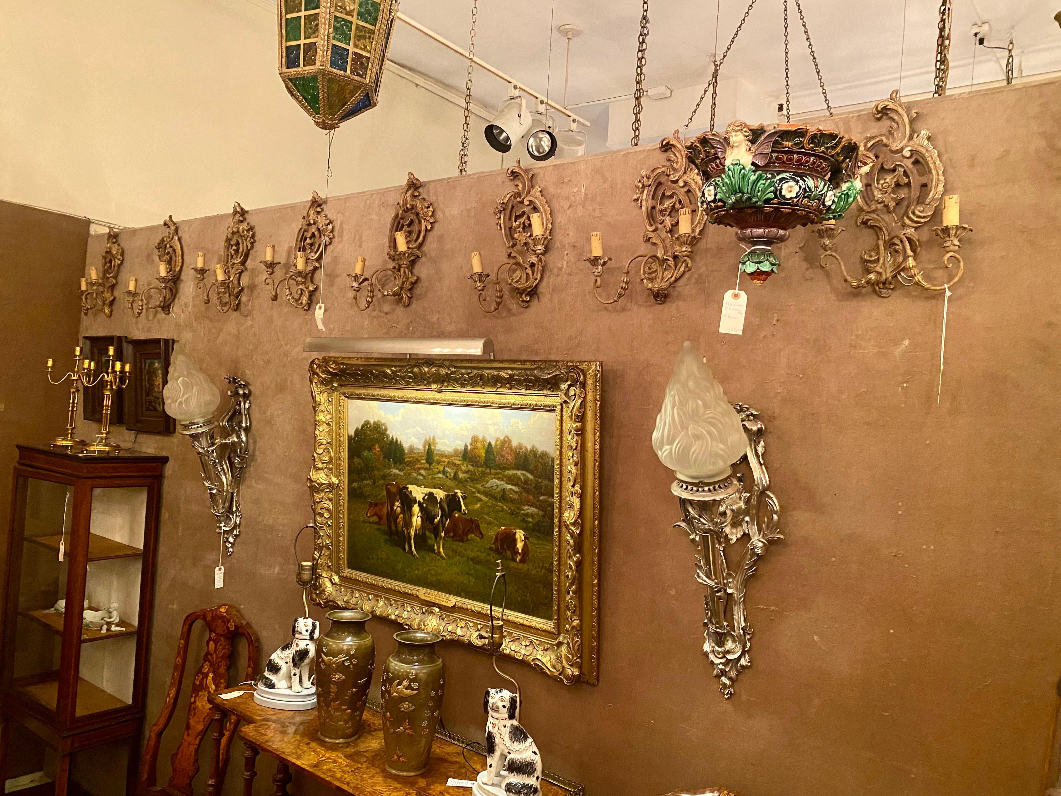 Set di 8 antiche lampade da parete in legno intagliato in stile barocco francese, circa 1900. in vendita 4