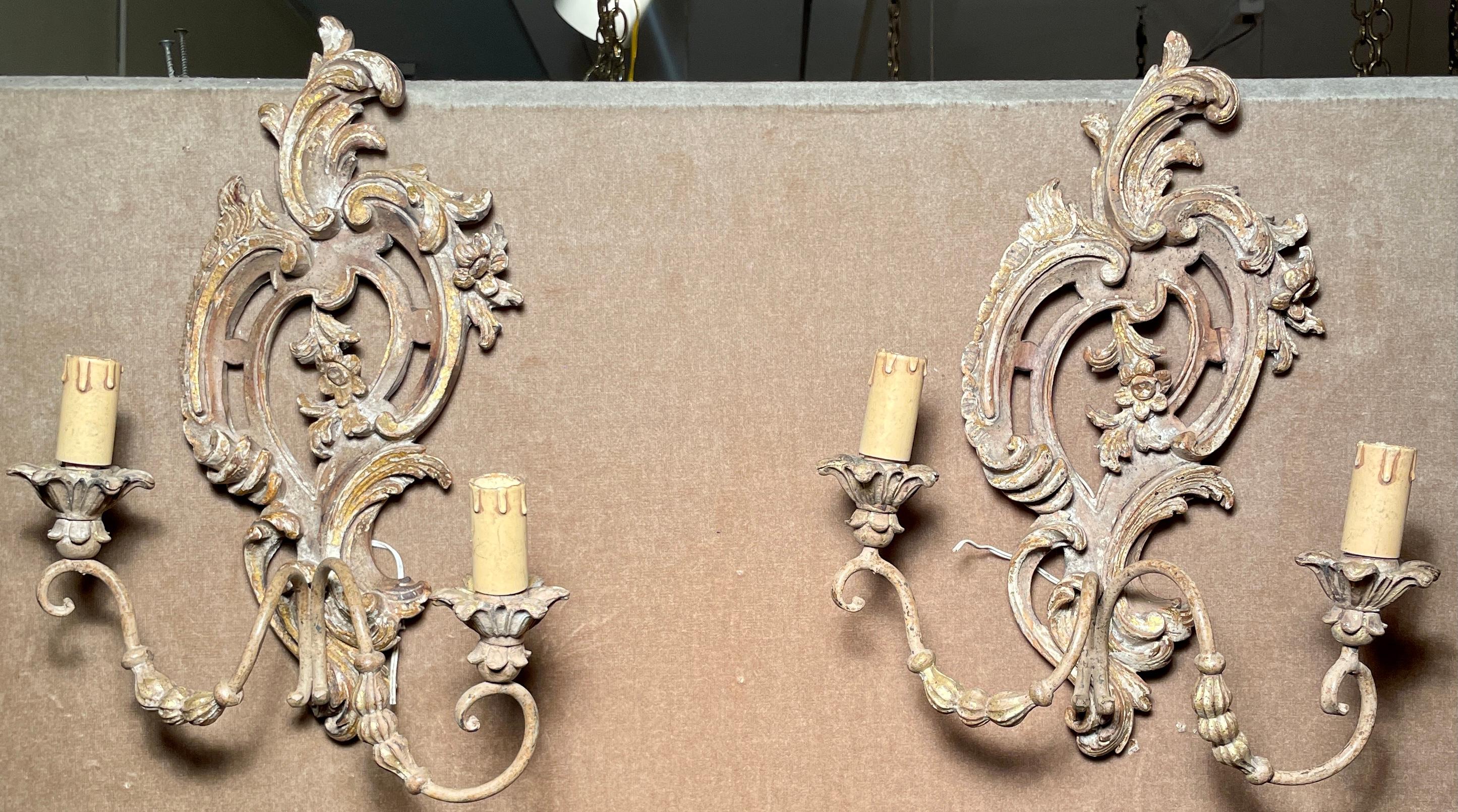 Barocco Set di 8 antiche lampade da parete in legno intagliato in stile barocco francese, circa 1900. in vendita