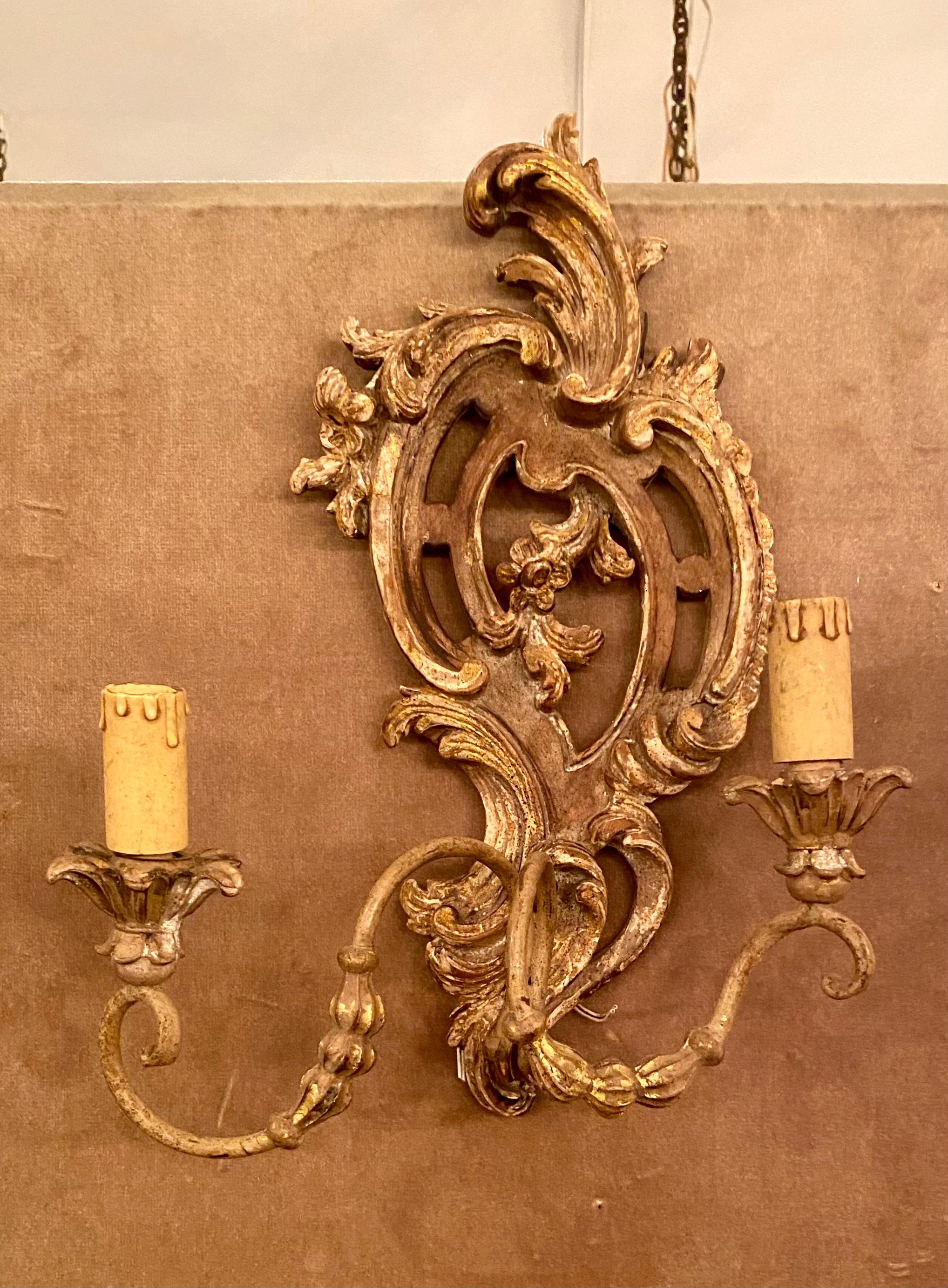 Set di 8 antiche lampade da parete in legno intagliato in stile barocco francese, circa 1900. in vendita 3