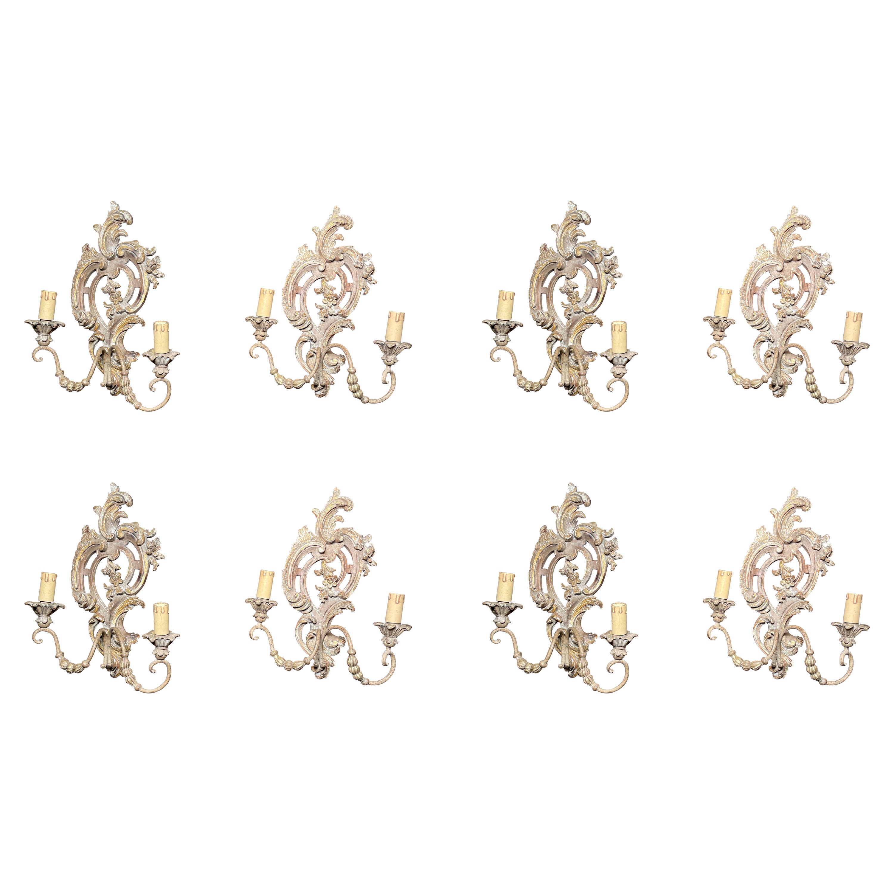 Set di 8 antiche lampade da parete in legno intagliato in stile barocco francese, circa 1900.