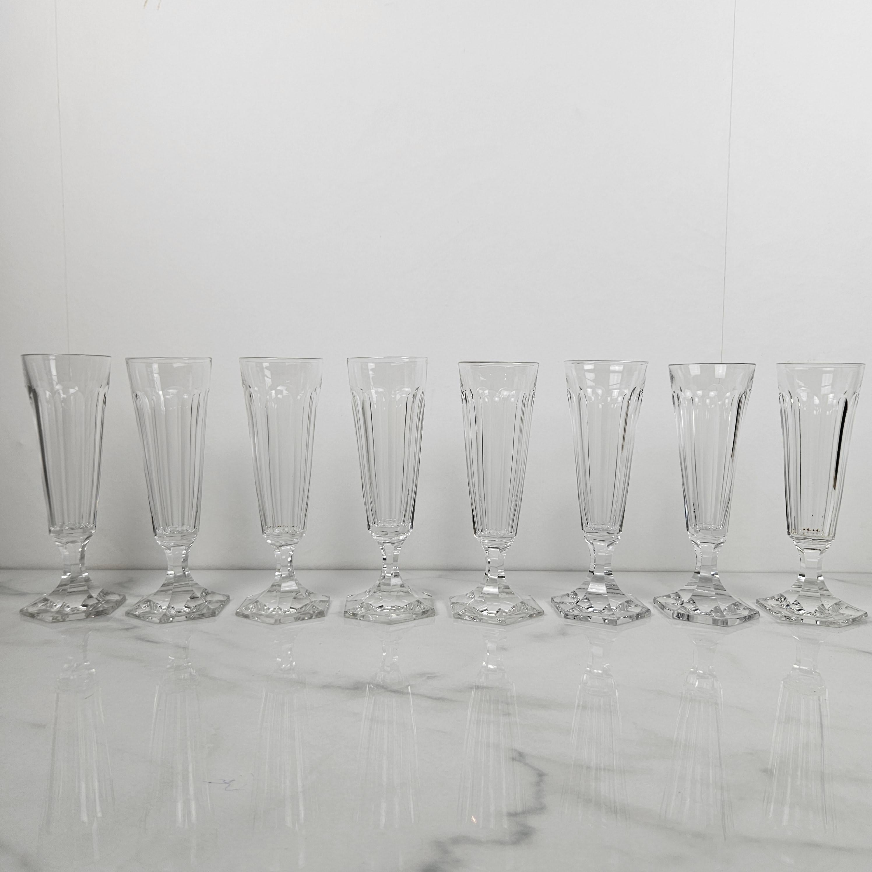Ce remarquable ensemble de huit flûtes à champagne françaises anciennes est un bel exemple de la verrerie du XIXe siècle dans toute sa splendeur. 
Fabriquée vers 1880, chaque flûte est soufflée à la main à partir d'un cristal épais de haute qualité,
