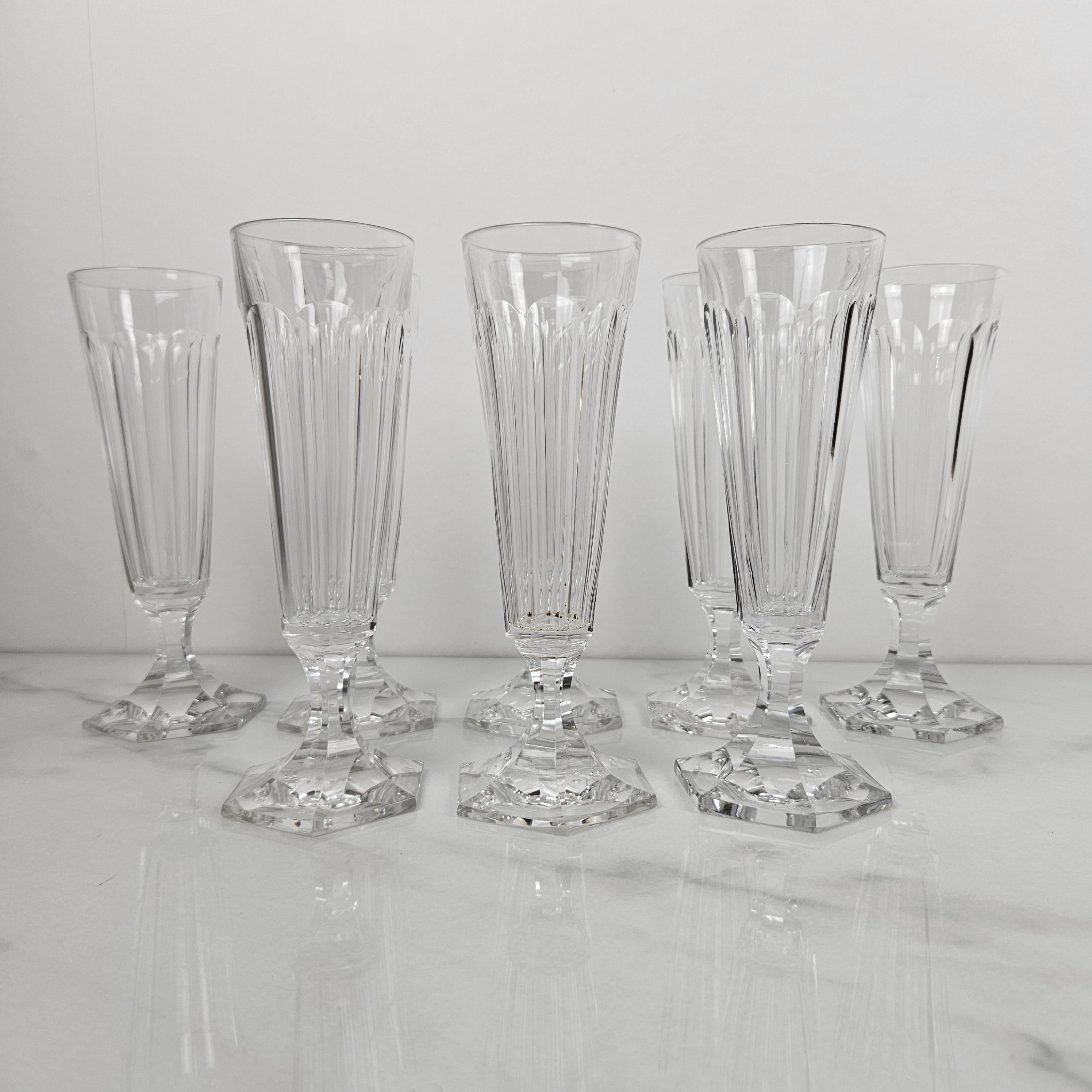 Romantique Set de 8 flûtes à champagne en cristal soufflé à la main Antique French avec base taillée en vente