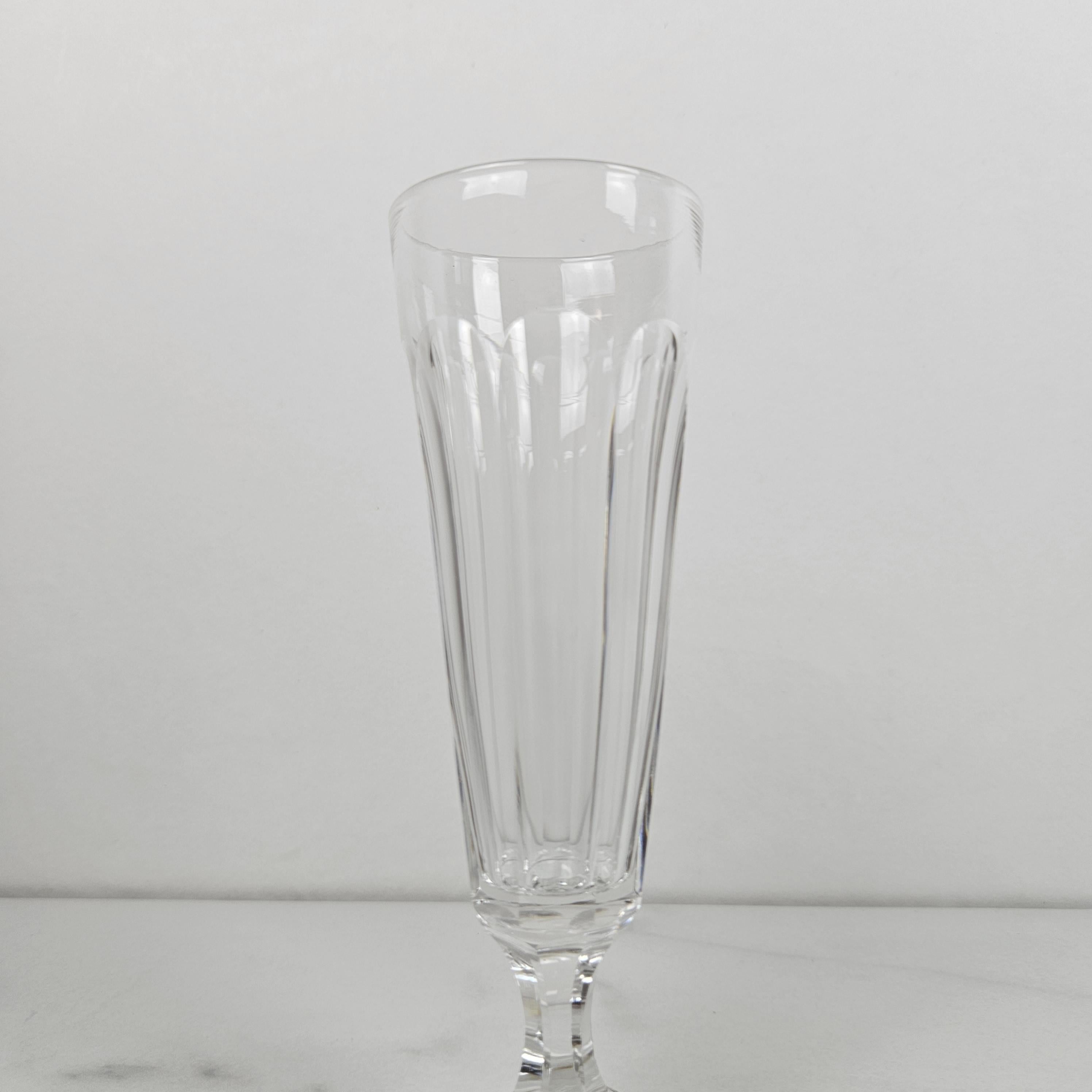 Français Set de 8 flûtes à champagne en cristal soufflé à la main Antique French avec base taillée en vente