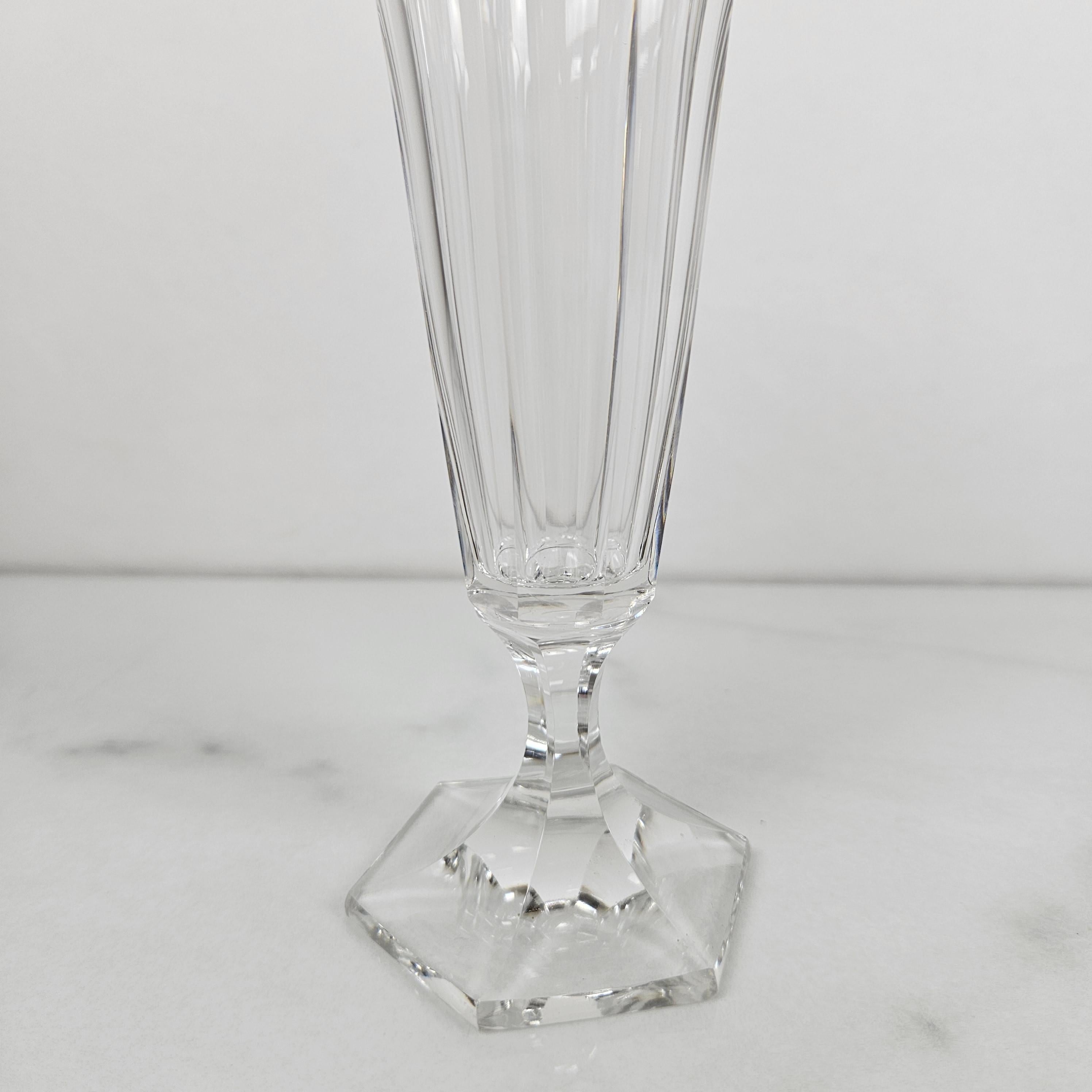 Fait main Set de 8 flûtes à champagne en cristal soufflé à la main Antique French avec base taillée en vente