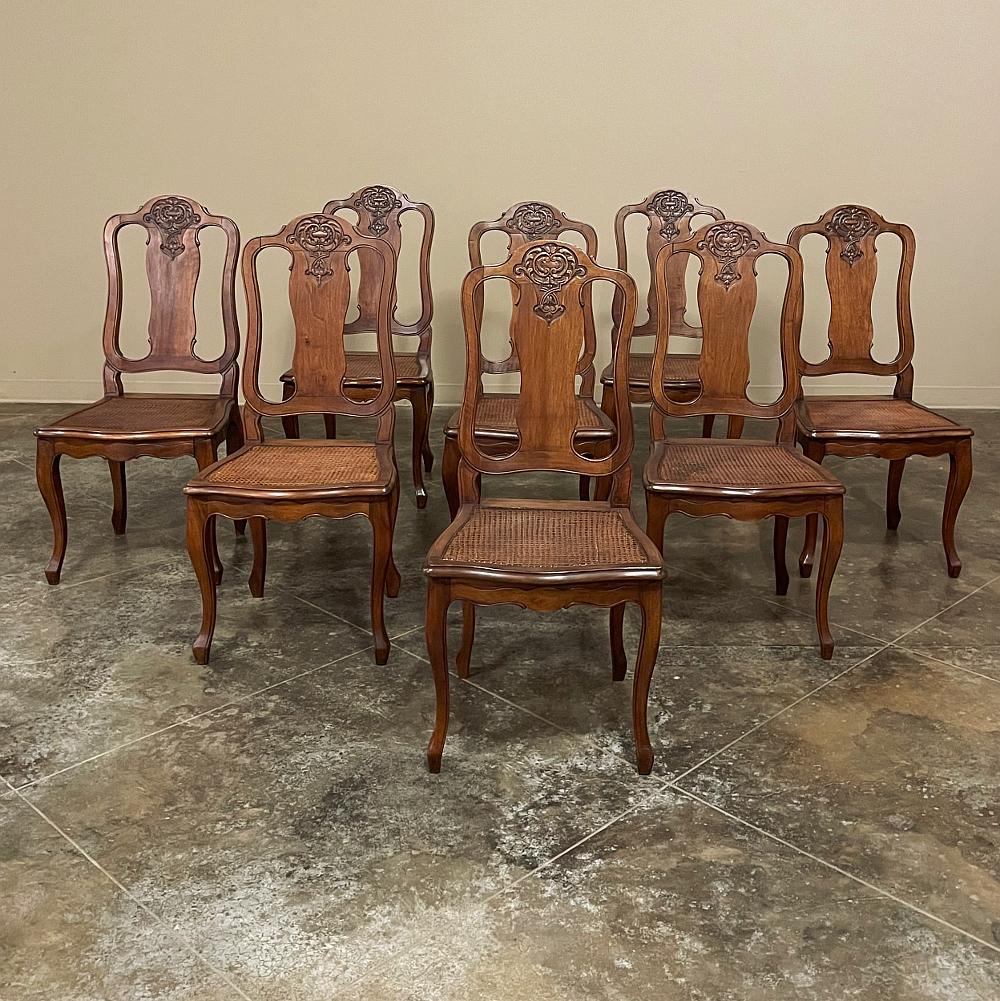 Ensemble de 8 chaises de salle à manger françaises anciennes de style Louis XV en noyer avec sièges en rotin, combinant élégance discrète et confort léger ! Le somptueux noyer français offre une couleur chaleureuse et invitante, tandis que la forme