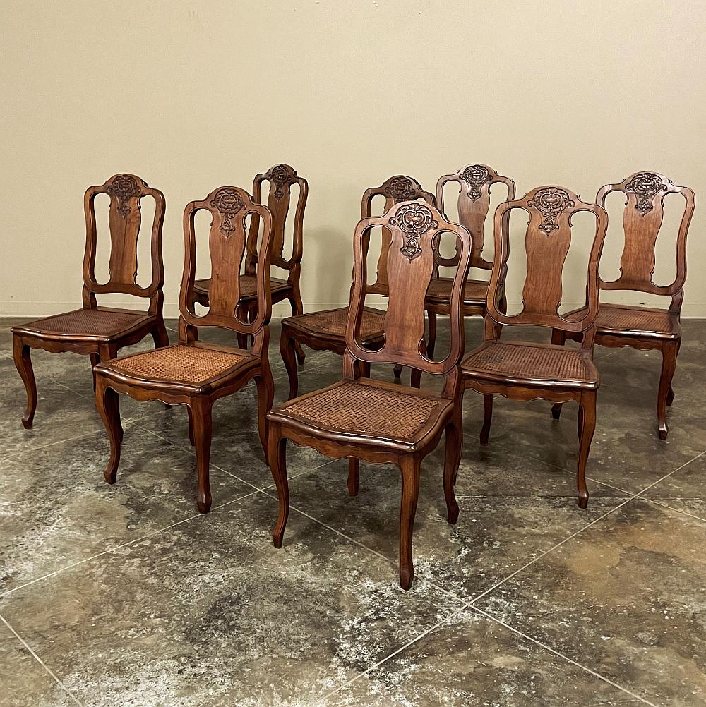 Français Ensemble de 8 chaises de salle à manger françaises anciennes de style Louis XV en noyer avec sièges en rotin en vente