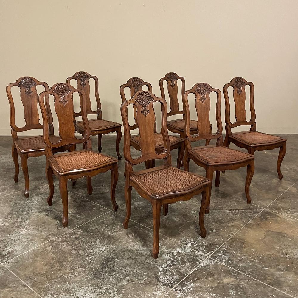 Fait main Ensemble de 8 chaises de salle à manger françaises anciennes de style Louis XV en noyer avec sièges en rotin en vente