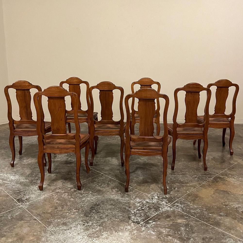 Ensemble de 8 chaises de salle à manger françaises anciennes de style Louis XV en noyer avec sièges en rotin Bon état - En vente à Dallas, TX