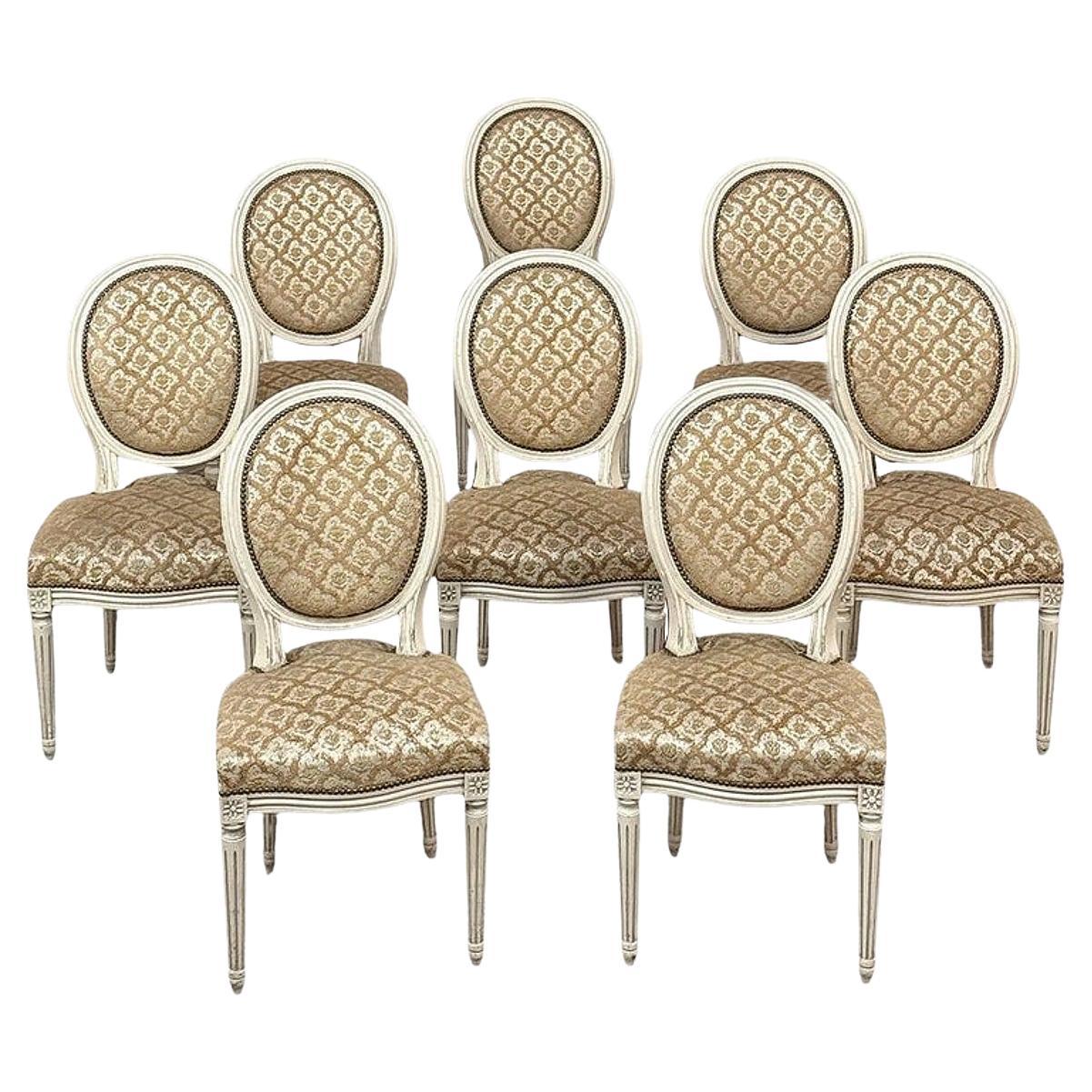 Ensemble de 8 chaises de salle à manger antiques françaises peintes de style Louis XVI avec tapisserie damasquinée