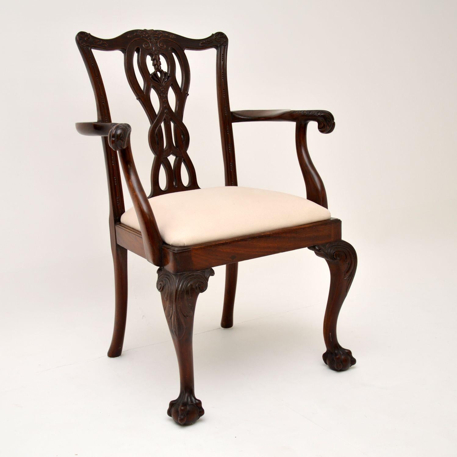 Set of 8 Antique Mahogany Chippendale Style Dining Chairs In Good Condition In London, GB