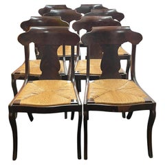 Satz von 8 antiken Mahagoni-Esszimmerstühlen mit geflochtenen Binsen-Sitzen