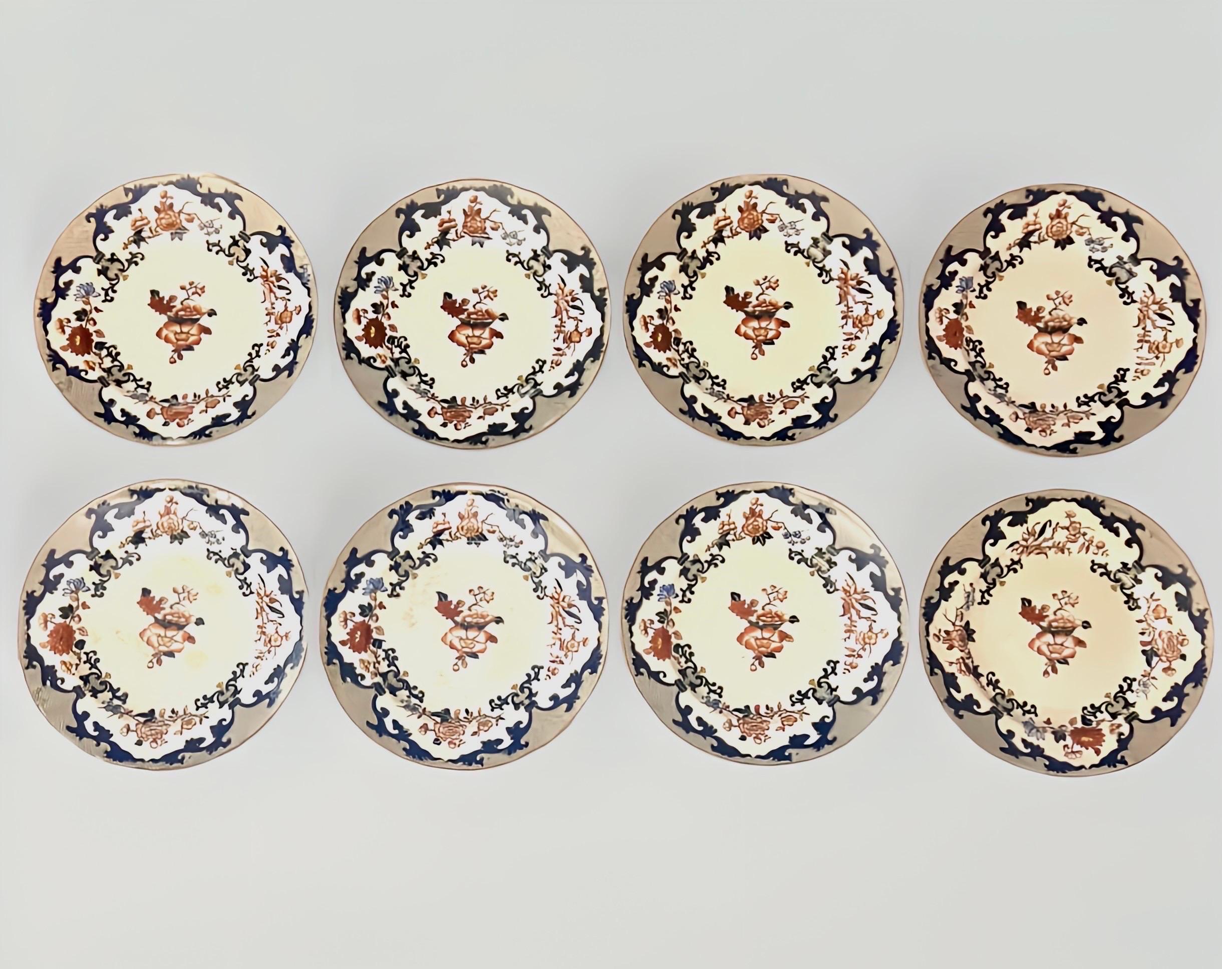 Raro juego de ocho platos llanos estilo Minton Imari, Inglaterra, hacia 1910. Un hermoso conjunto antiguo saturado de vibrantes colores Imari de azul cobalto, rojo terroso y detalles dorados pintados a mano con un borde dorado. El enérgico dibujo