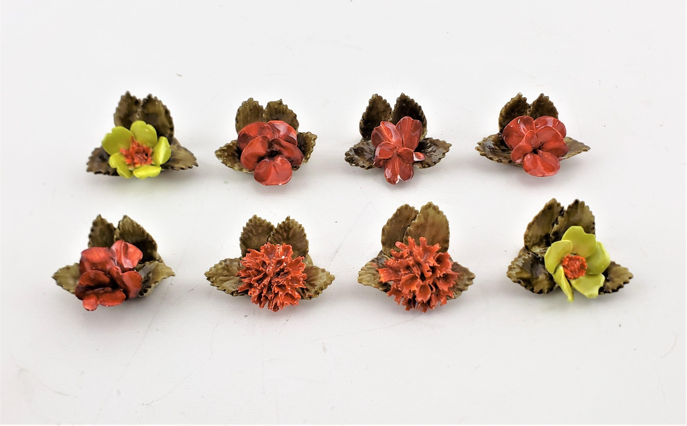Estos antiguos soportes para tarjetas de mesa o menús fueron fabricados por Royal Adderley de Inglaterra y datan aproximadamente de 1920 y están hechos en estilo Art Déco. Estos soportes están compuestos por una fina porcelana china en pequeños