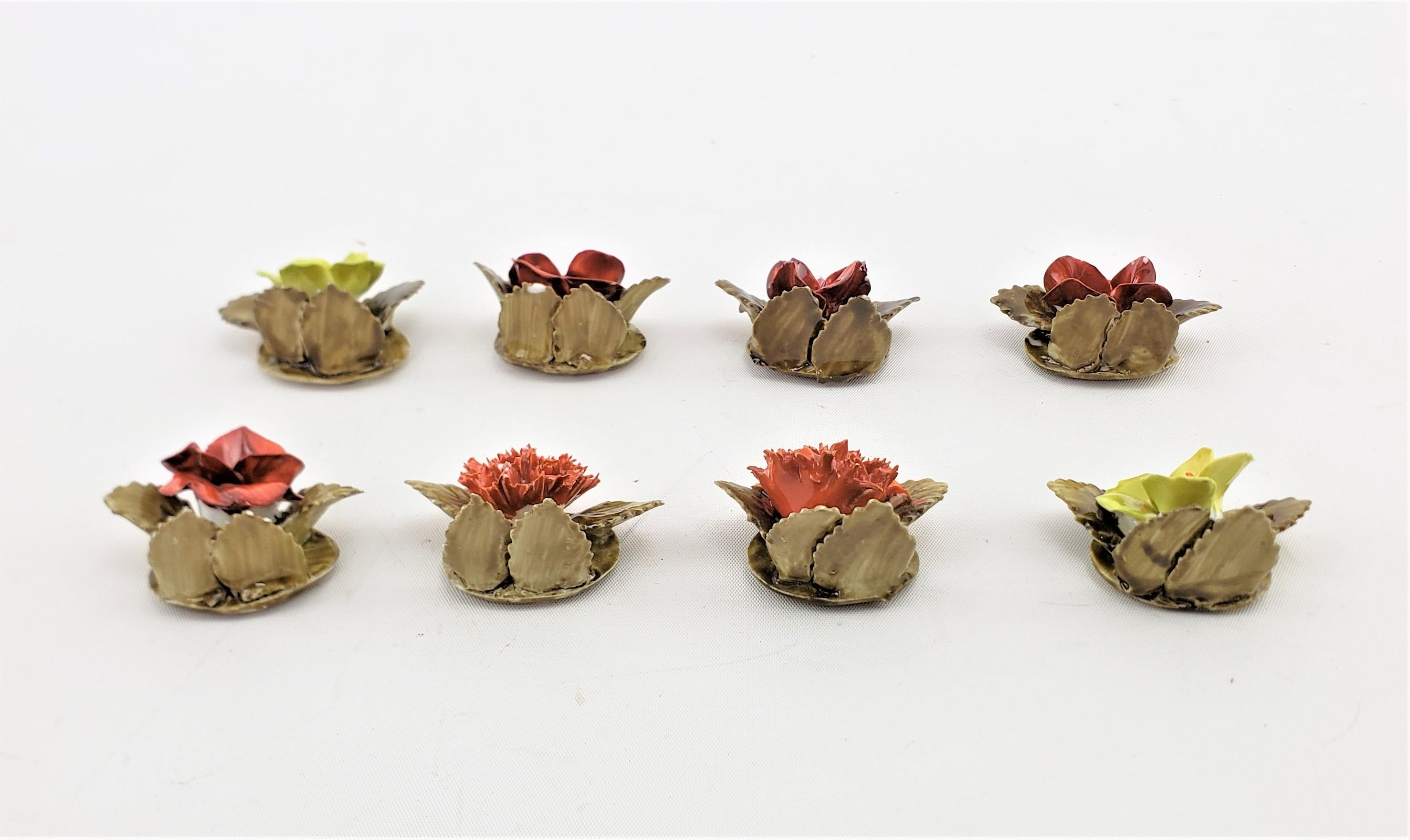Moulé Ensemble de 8 porte-cartes de table ou porte-menu anciens Royal Adderley en porcelaine à motifs floraux en forme d'os en vente