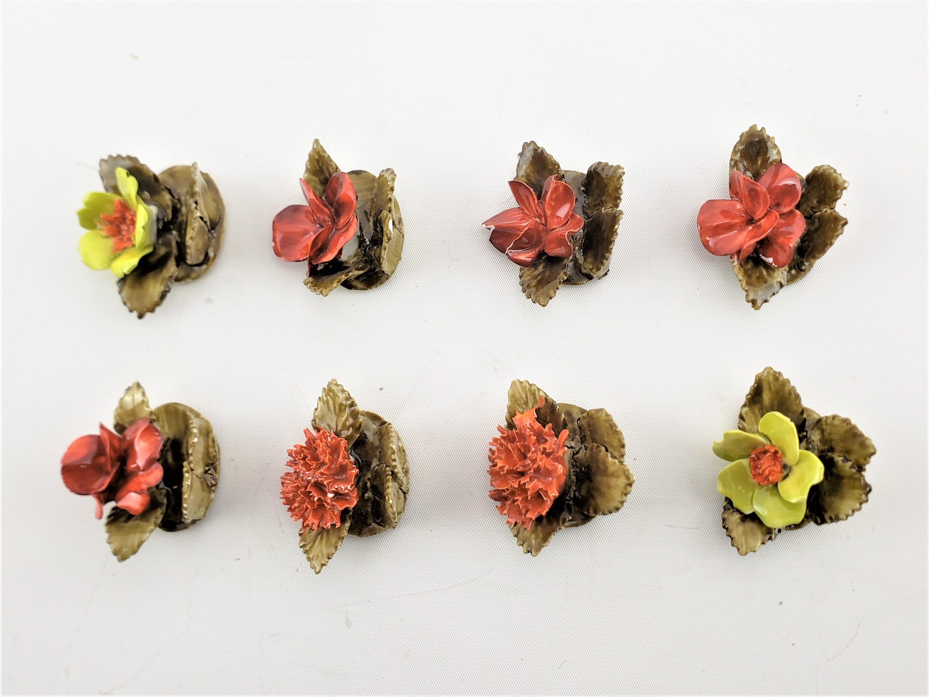 20ième siècle Ensemble de 8 porte-cartes de table ou porte-menu anciens Royal Adderley en porcelaine à motifs floraux en forme d'os en vente