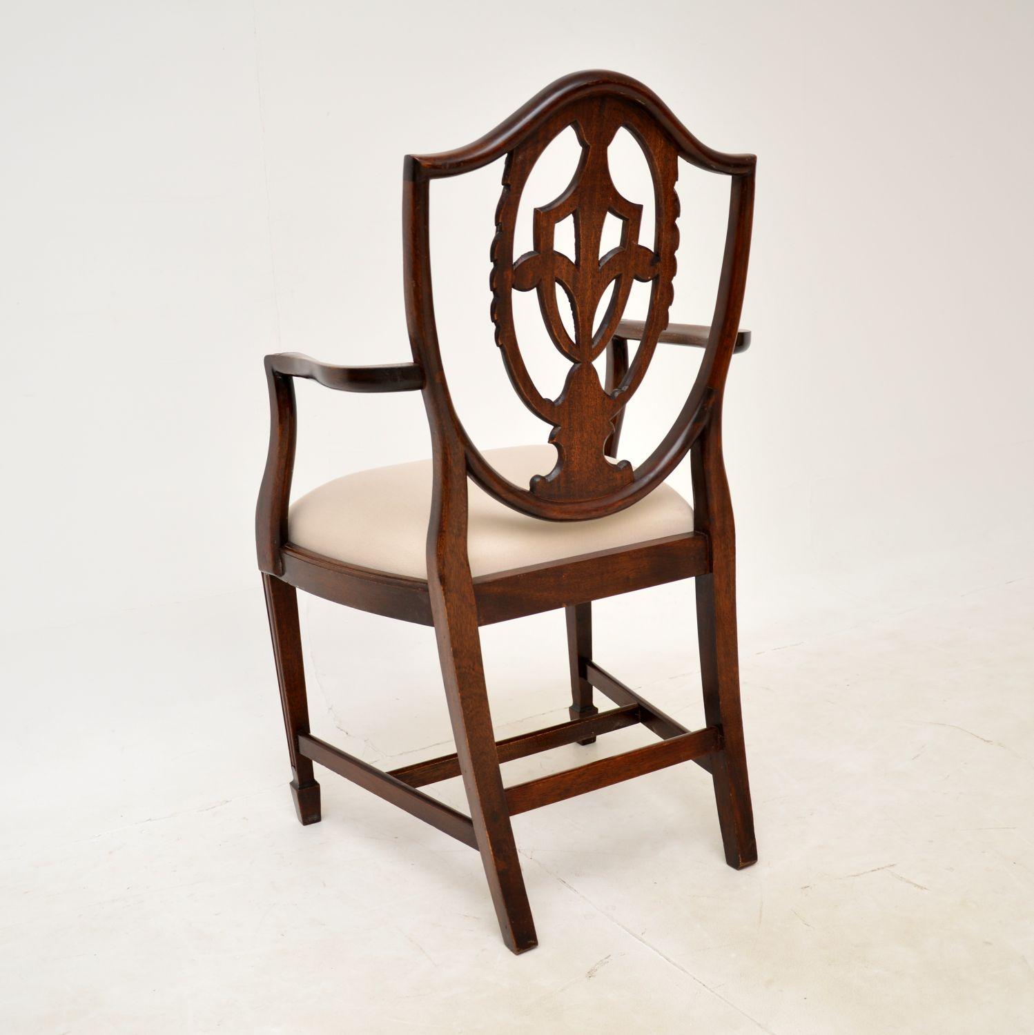 Milieu du XXe siècle Ensemble de 8 chaises de salle à manger antiques à dossier bouclier en vente