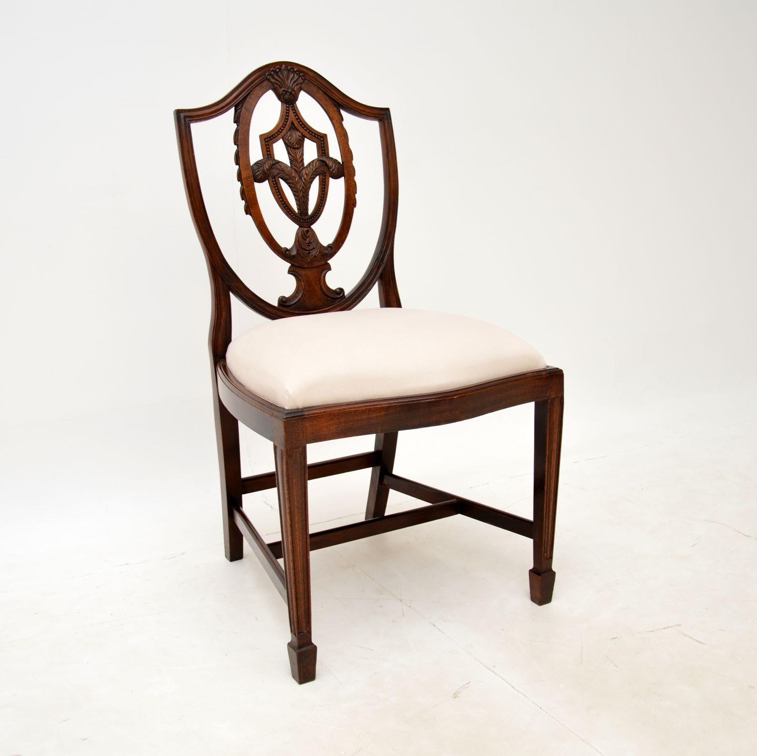 Tissu Ensemble de 8 chaises de salle à manger antiques à dossier bouclier en vente