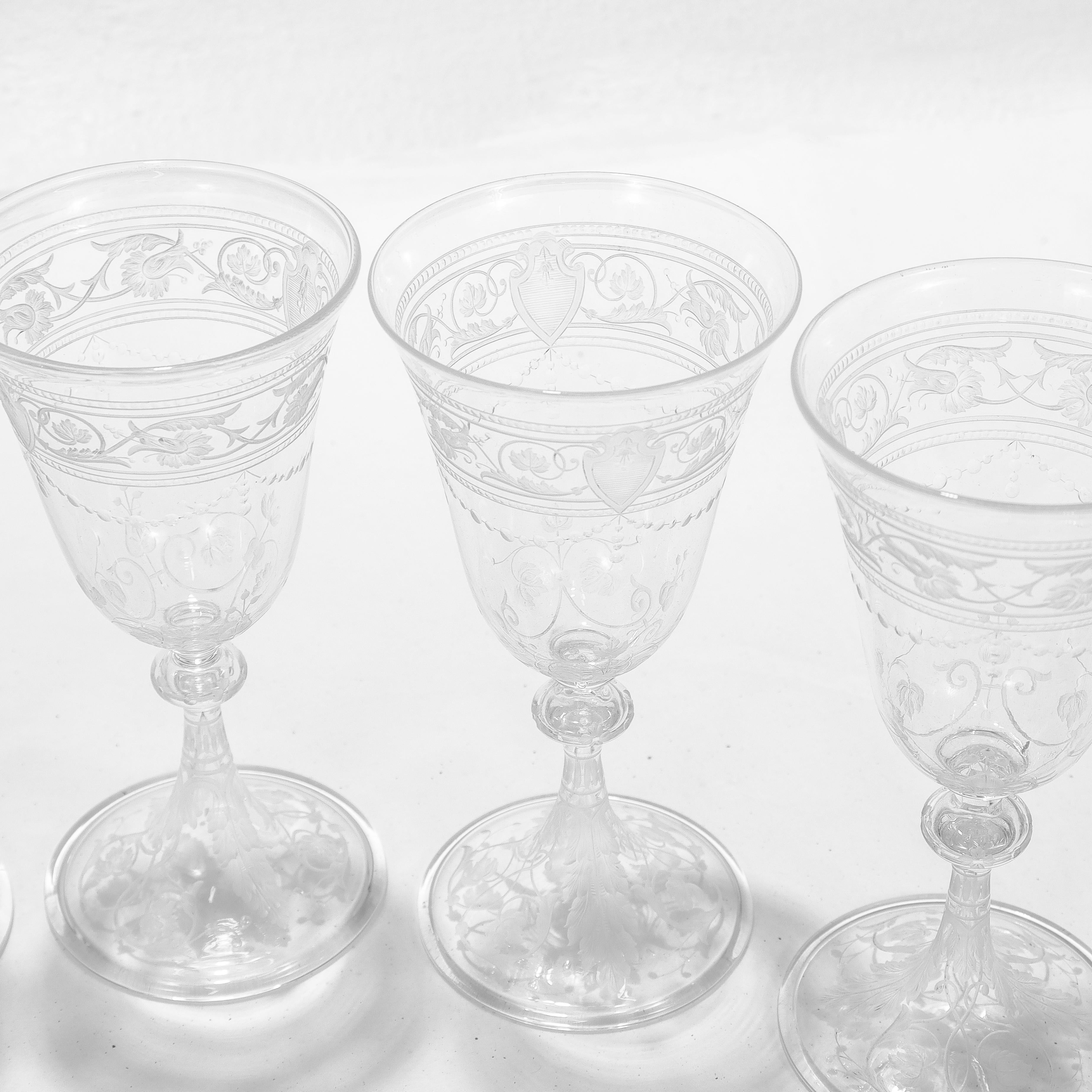 Ensemble de 8 verres à vin anciens Stourbridge en verre gravé et gravé en vente 9