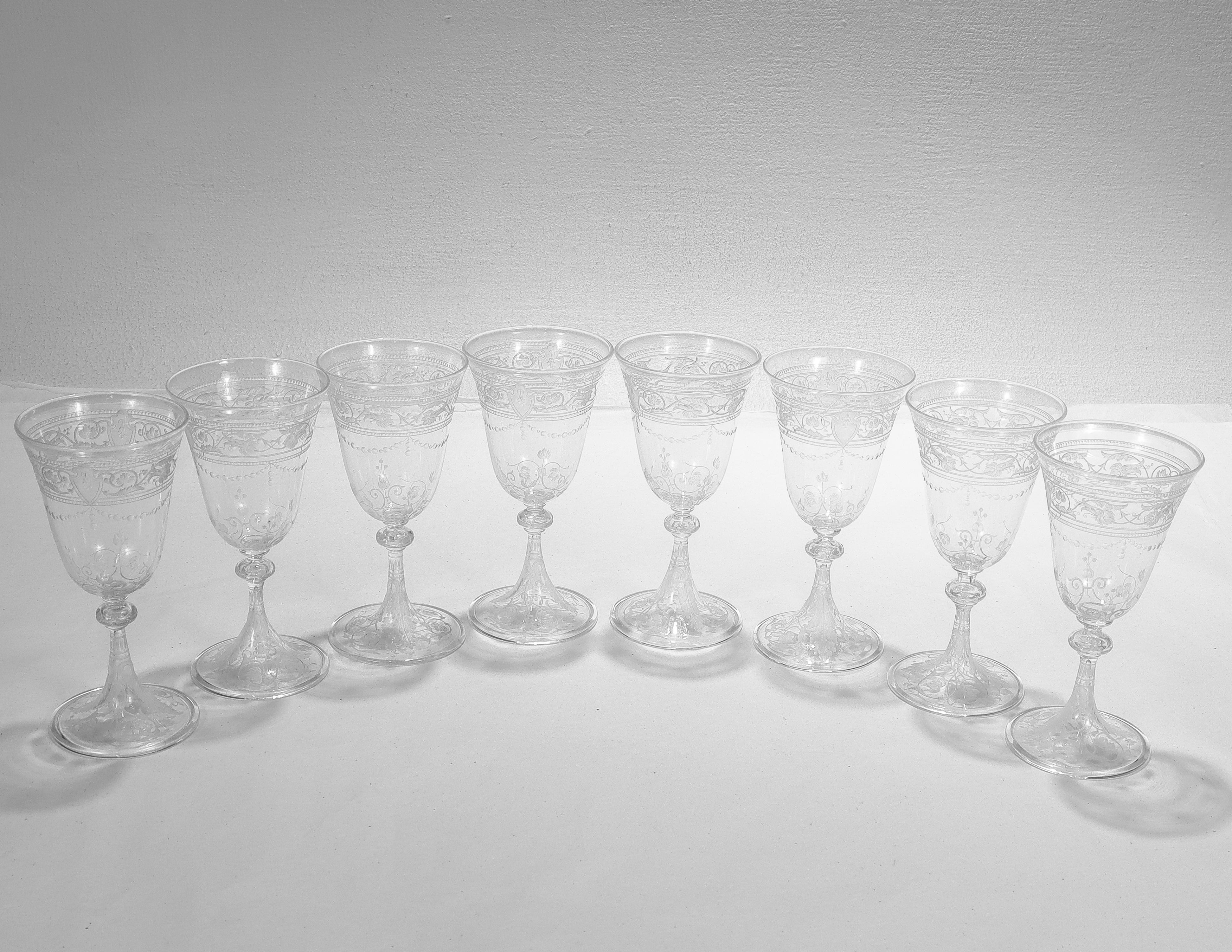 Victorien Ensemble de 8 verres à vin anciens Stourbridge en verre gravé et gravé en vente