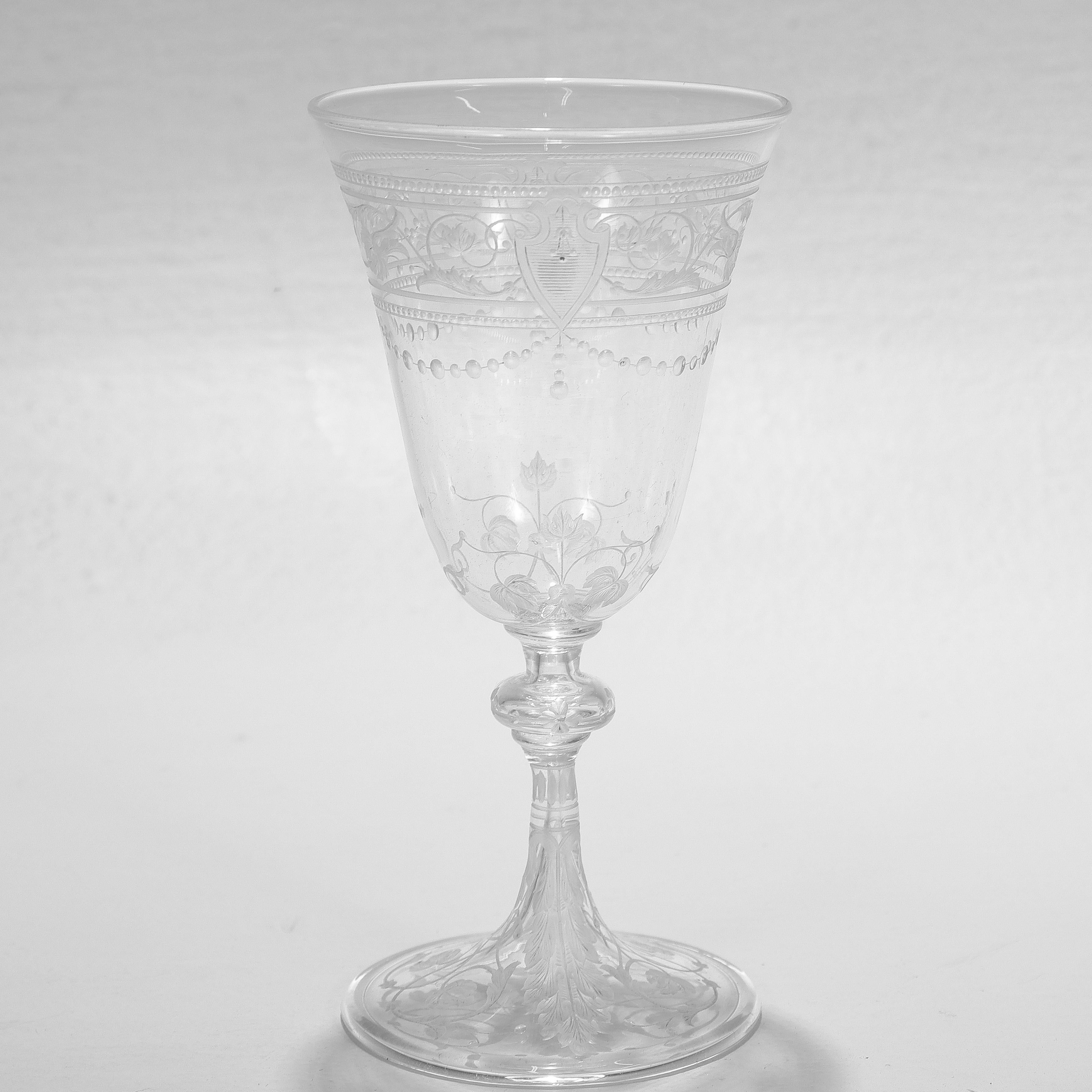 Anglais Ensemble de 8 verres à vin anciens Stourbridge en verre gravé et gravé en vente