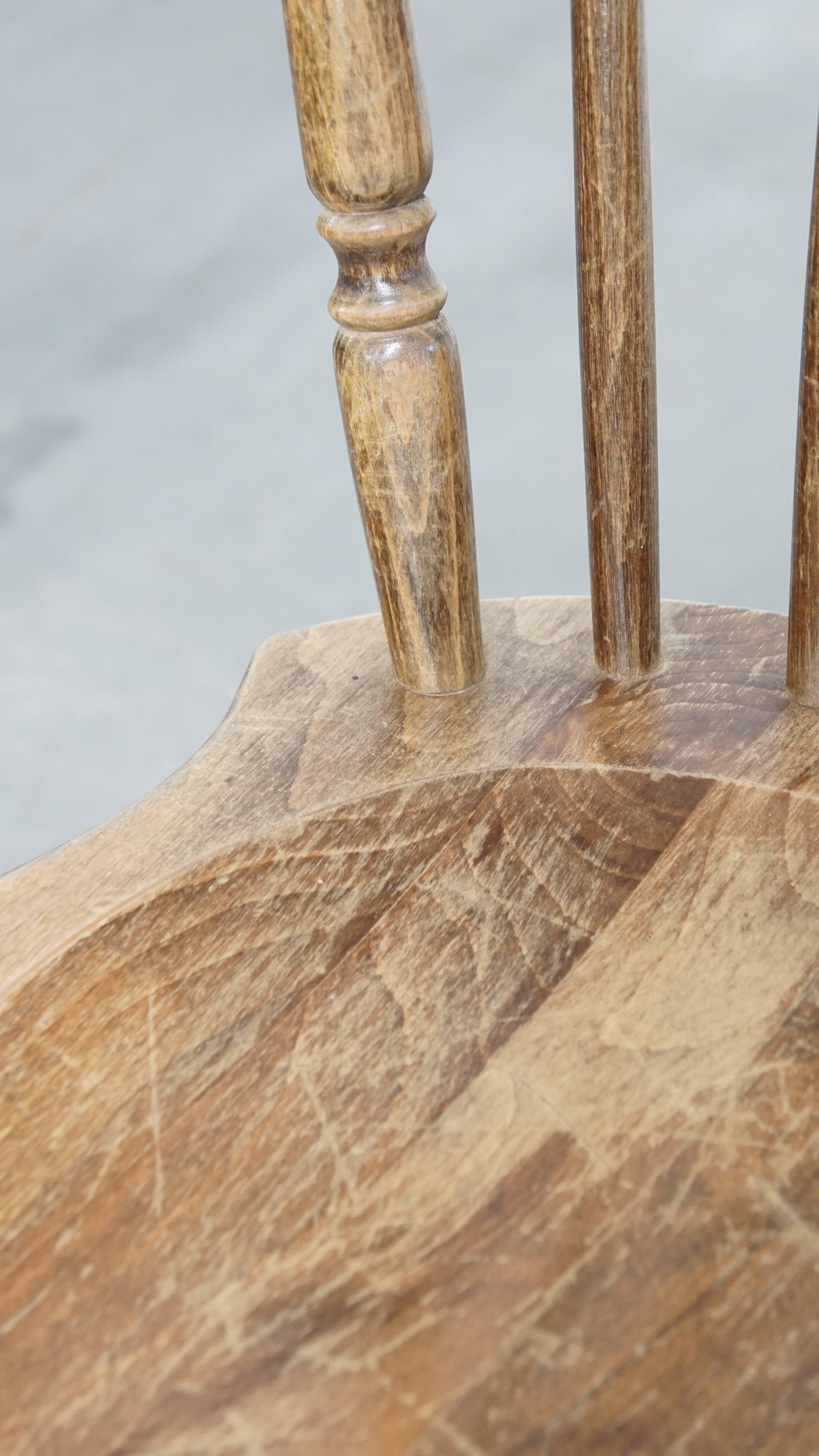 Ensemble de 8 chaises à fuseau en bois antique en vente 3
