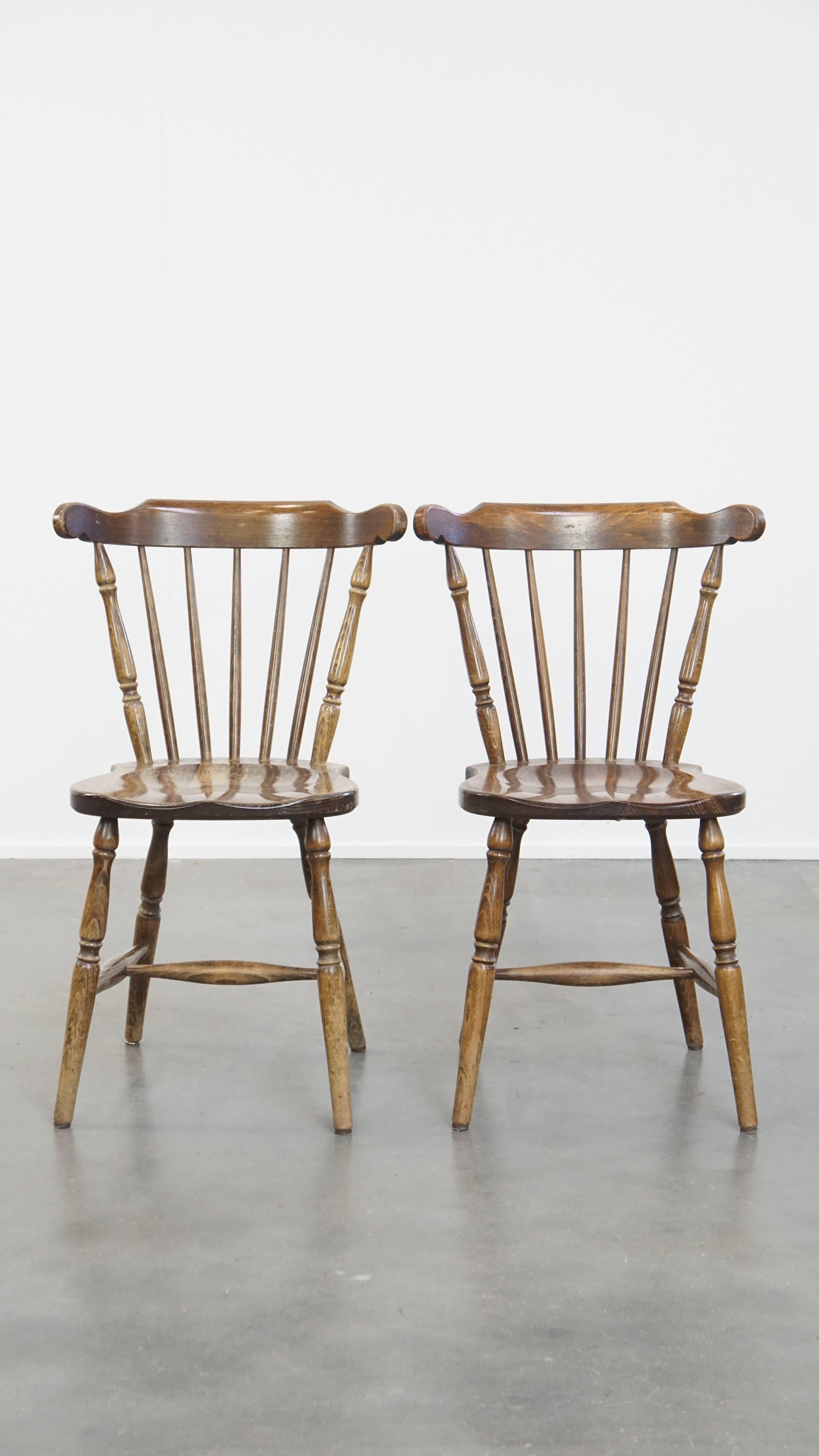 Nous vous proposons ce charmant ensemble de 8 chaises à fuseau en bois hollandaises anciennes avec une belle patine. Ces magnifiques chaises à fuseau en bois antique sont non seulement parfaites pour une utilisation domestique, mais elles