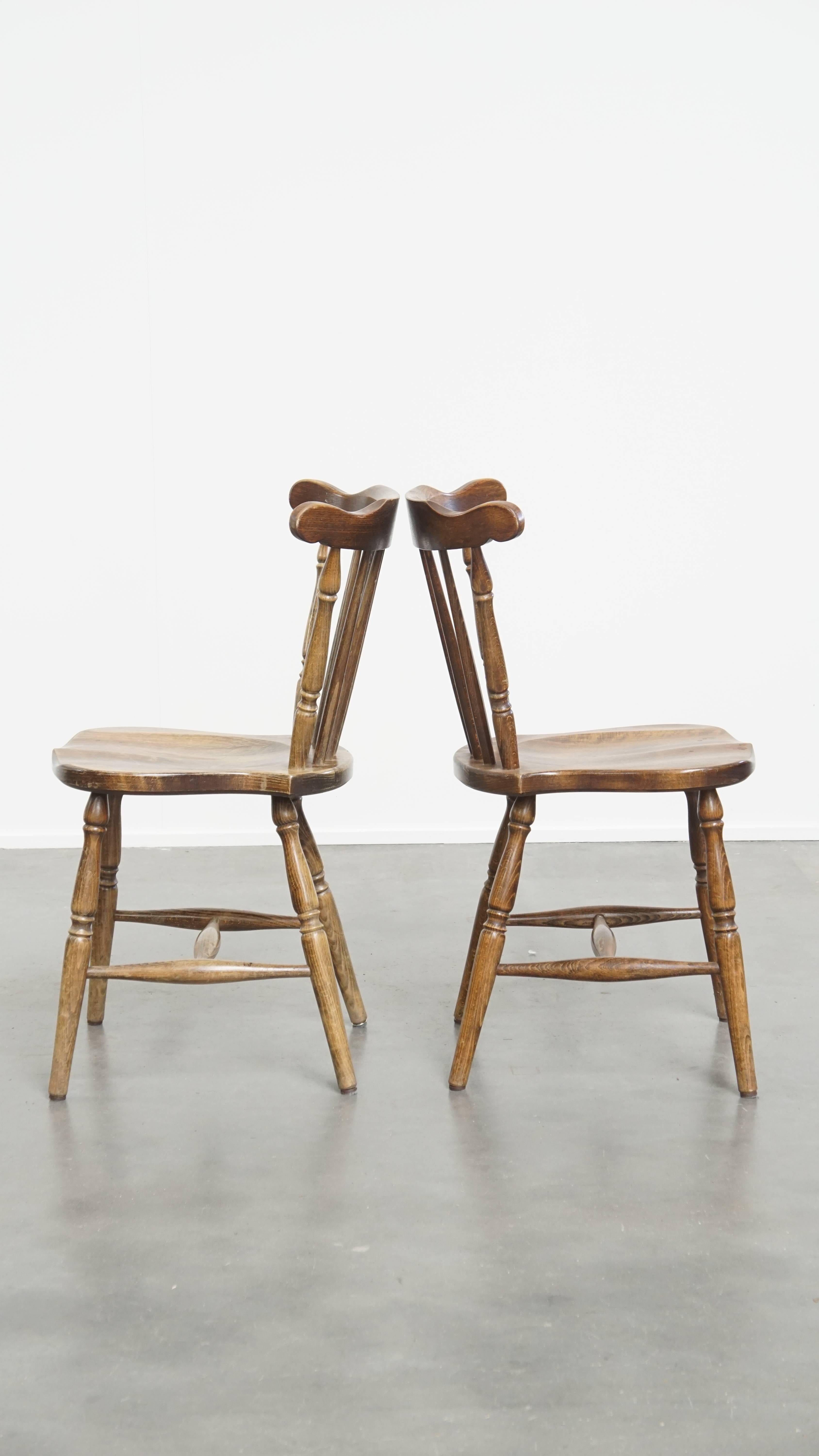Ensemble de 8 chaises à fuseau en bois antique État moyen - En vente à Harderwijk, NL