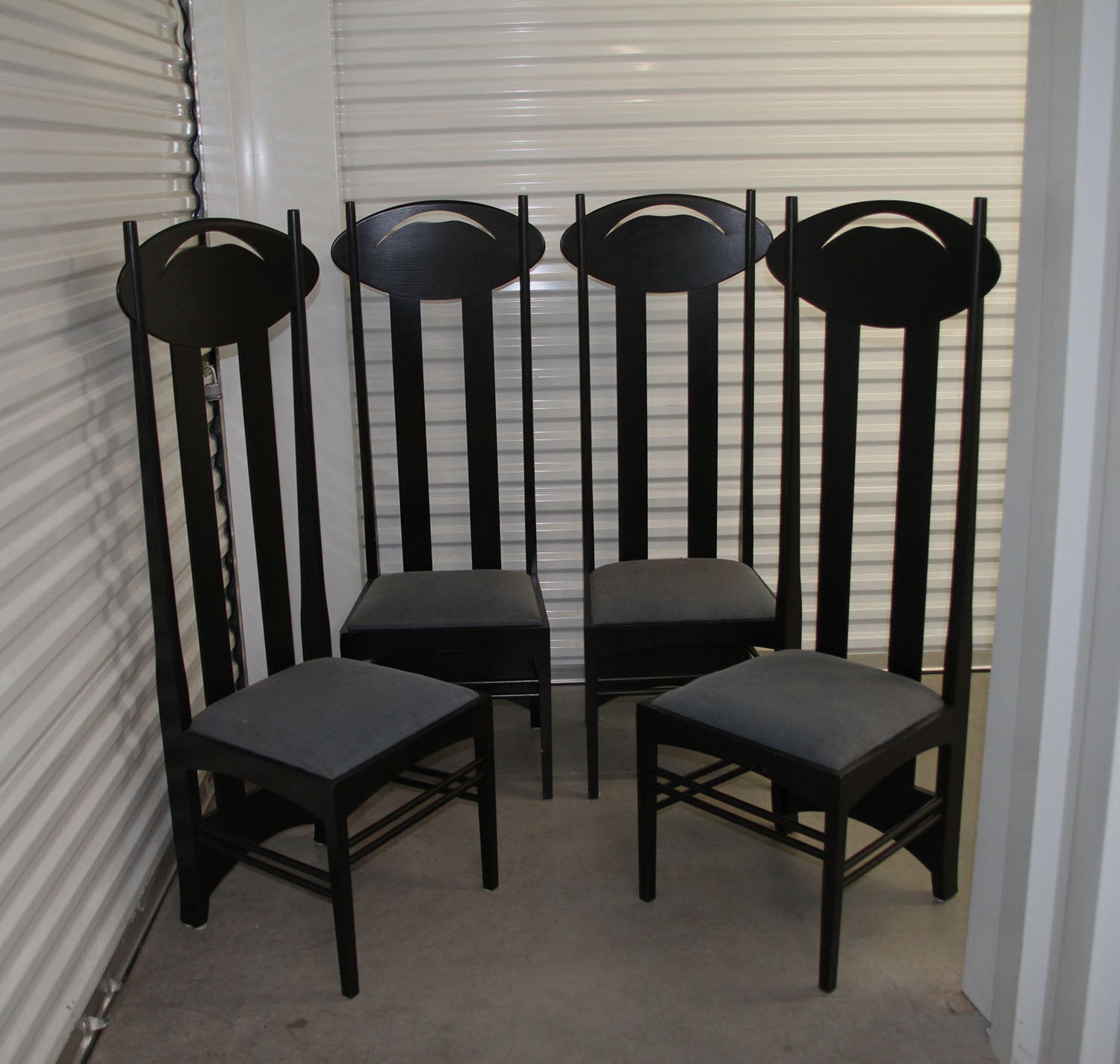 Ébénisé Ensemble de 8 chaises Argyle de Charles R Mackintosh pour Atelier International en vente