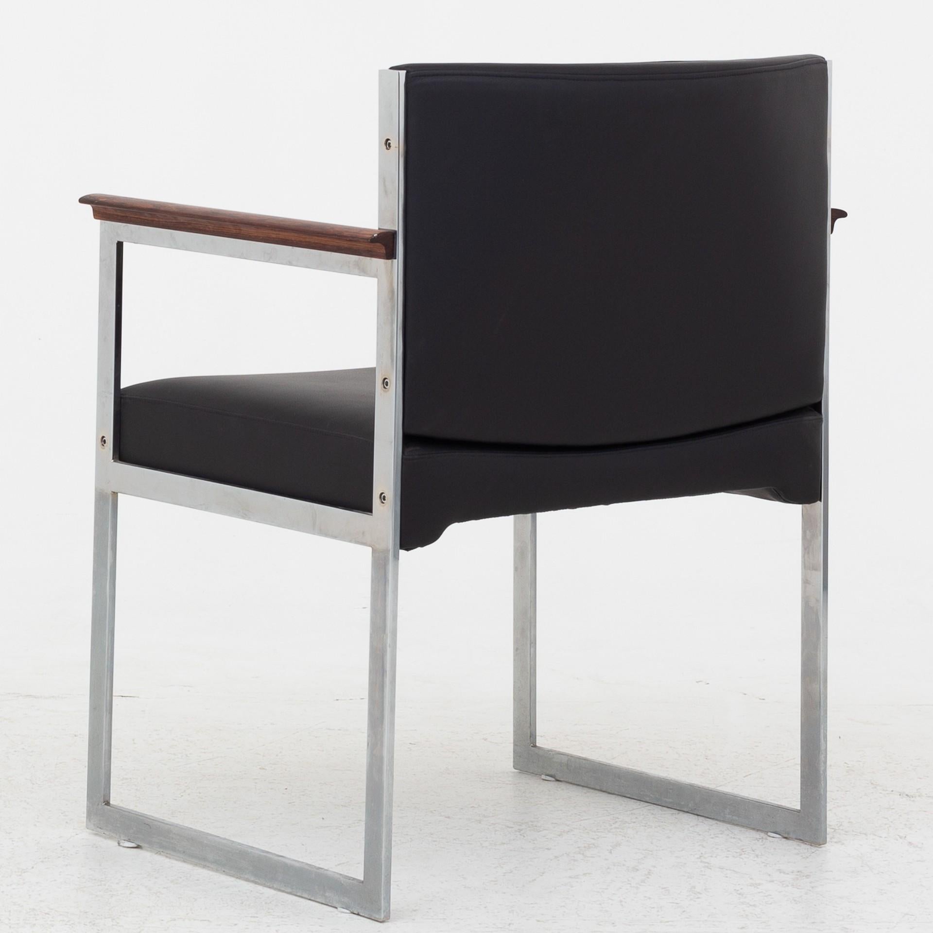 Set of 8 armchair with chromed steel frame, armrest in rosewood and seat of new, black leather. Maker P. Schultz.