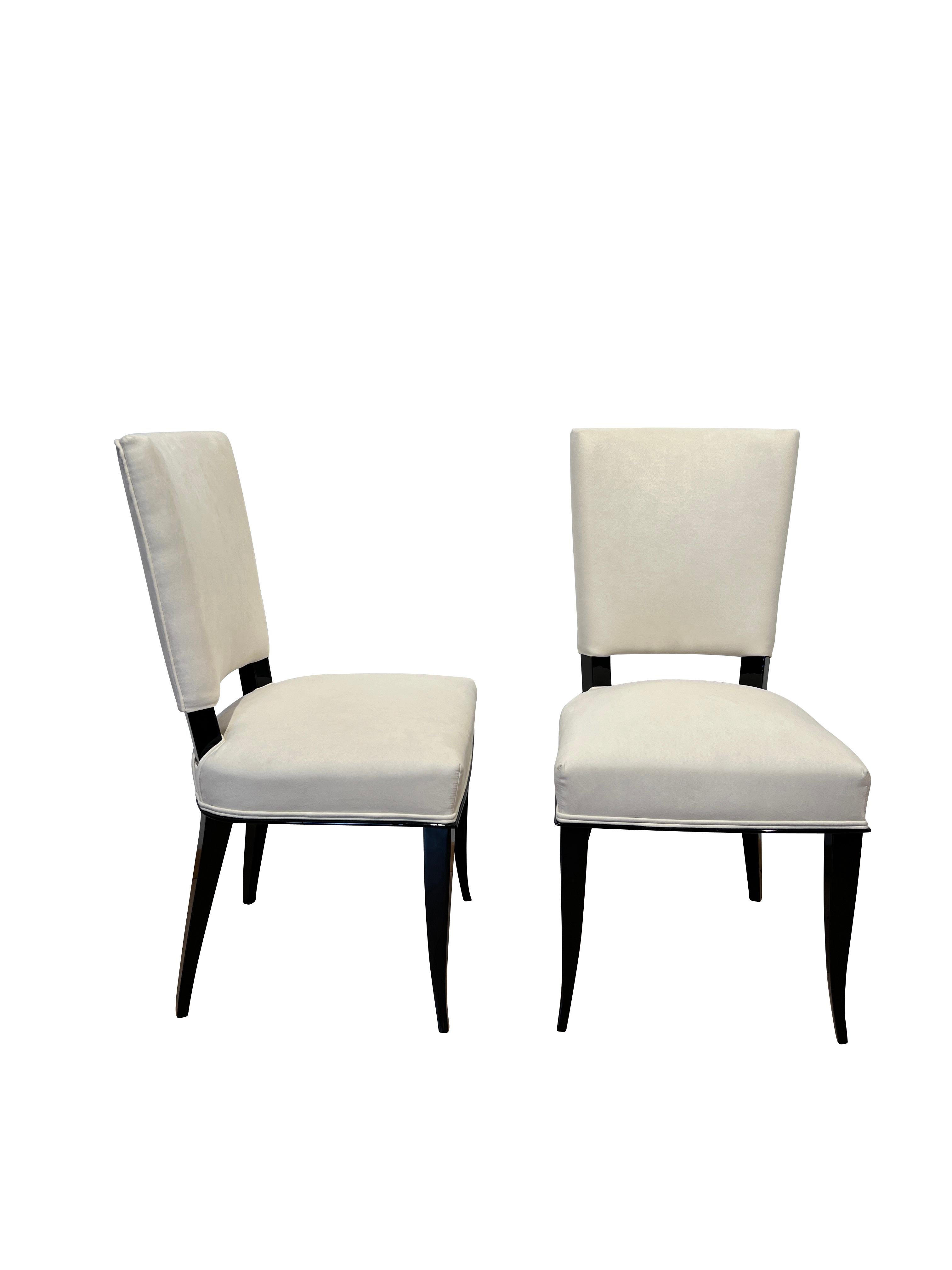 Set di 8 sedie da sala da pranzo originali Art Deco con schienale alto, provenienti dalla Francia nel 1930 circa.
Costruzione in legno massiccio. Lacca nera per pianoforte ad alta lucentezza. Gambe eleganti e leggermente ricurve. 
Rivestito in