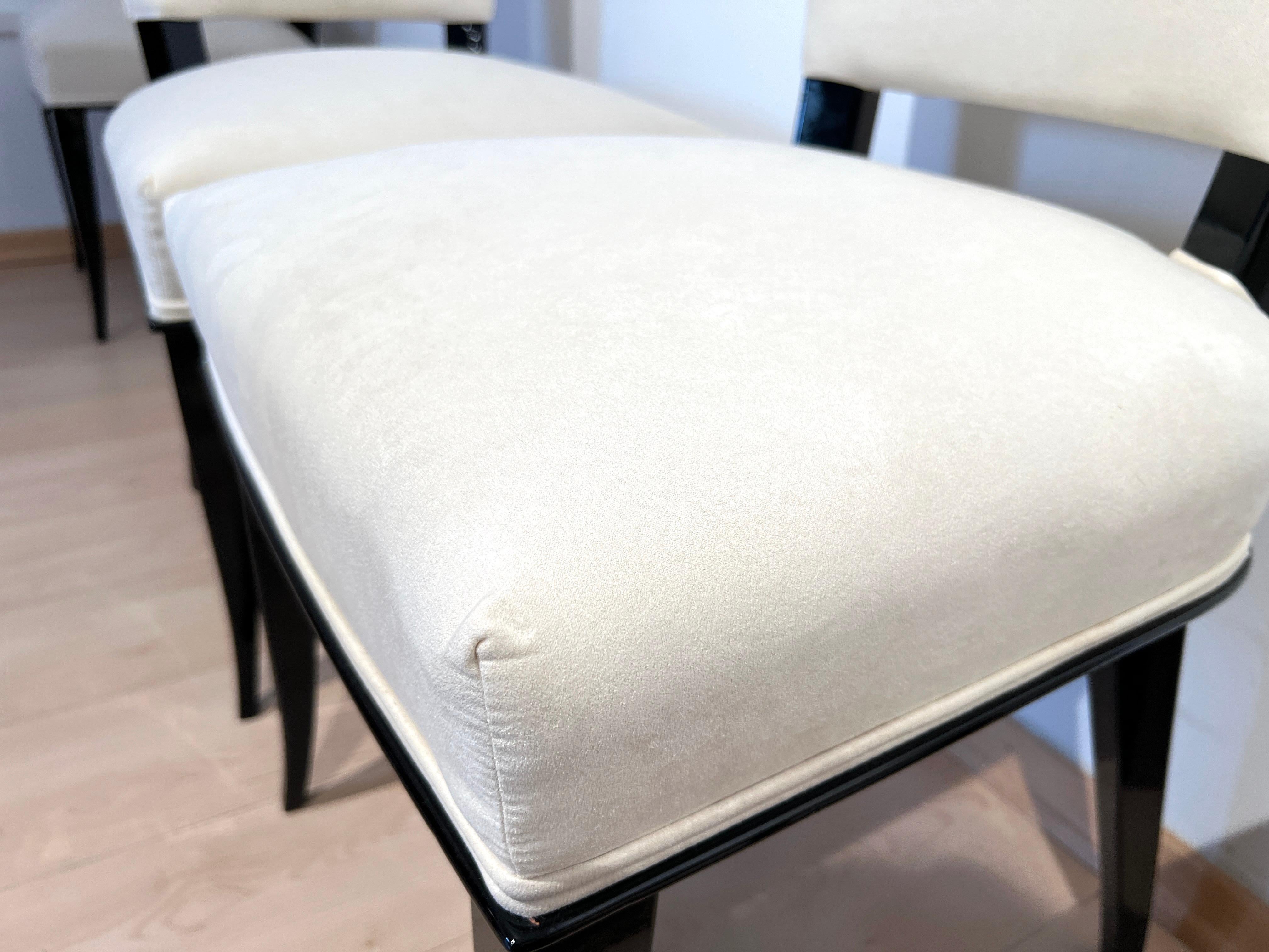 Laccato Set di 8 sedie da pranzo Art Deco, lacca nera, creme velour, Francia circa 1930 in vendita